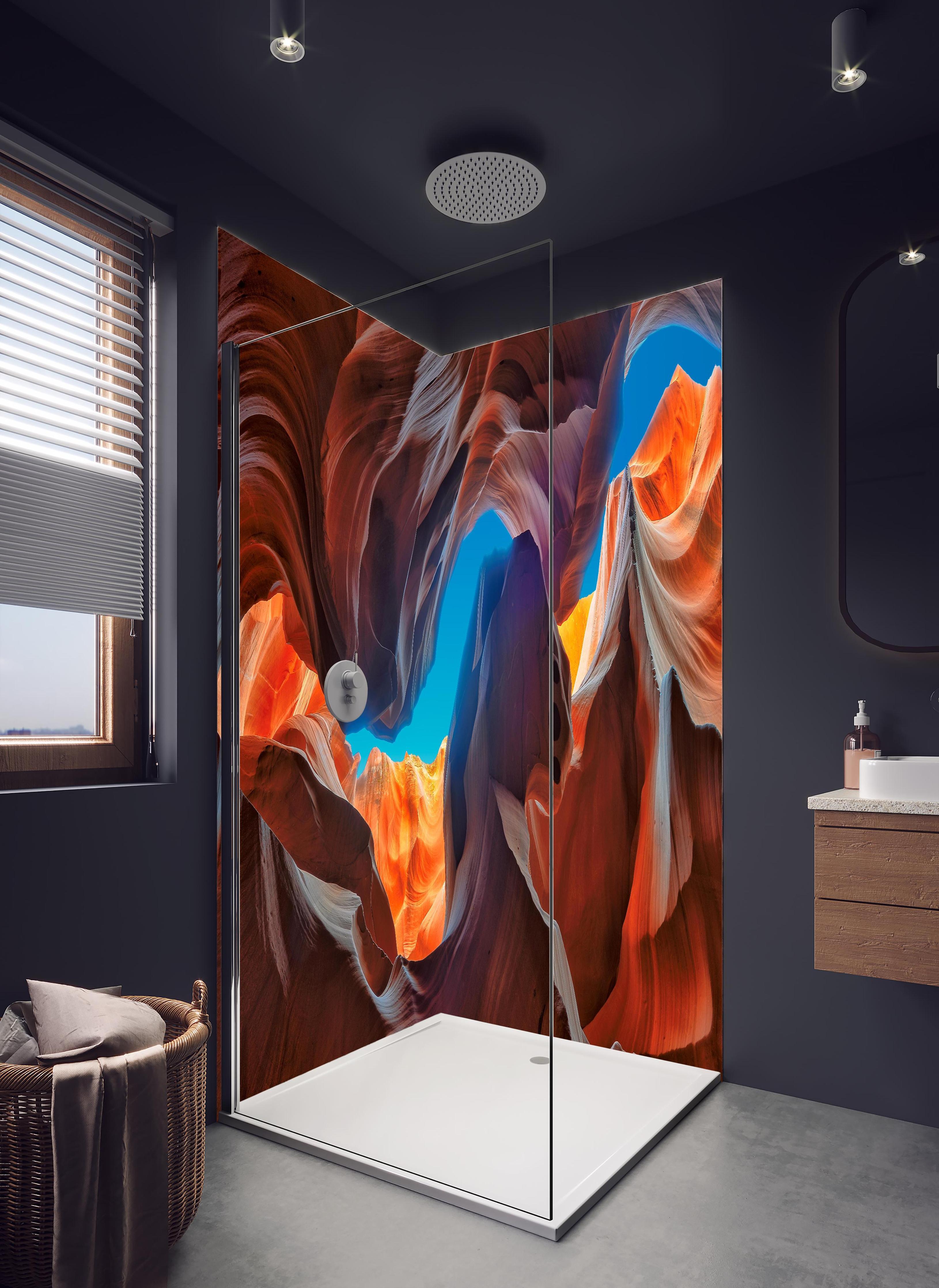 Duschrückwand - Der magische Antelope Canyon in hellem Badezimmer mit Regenduschkopf - zweiteilige Eck-Duschrückwand