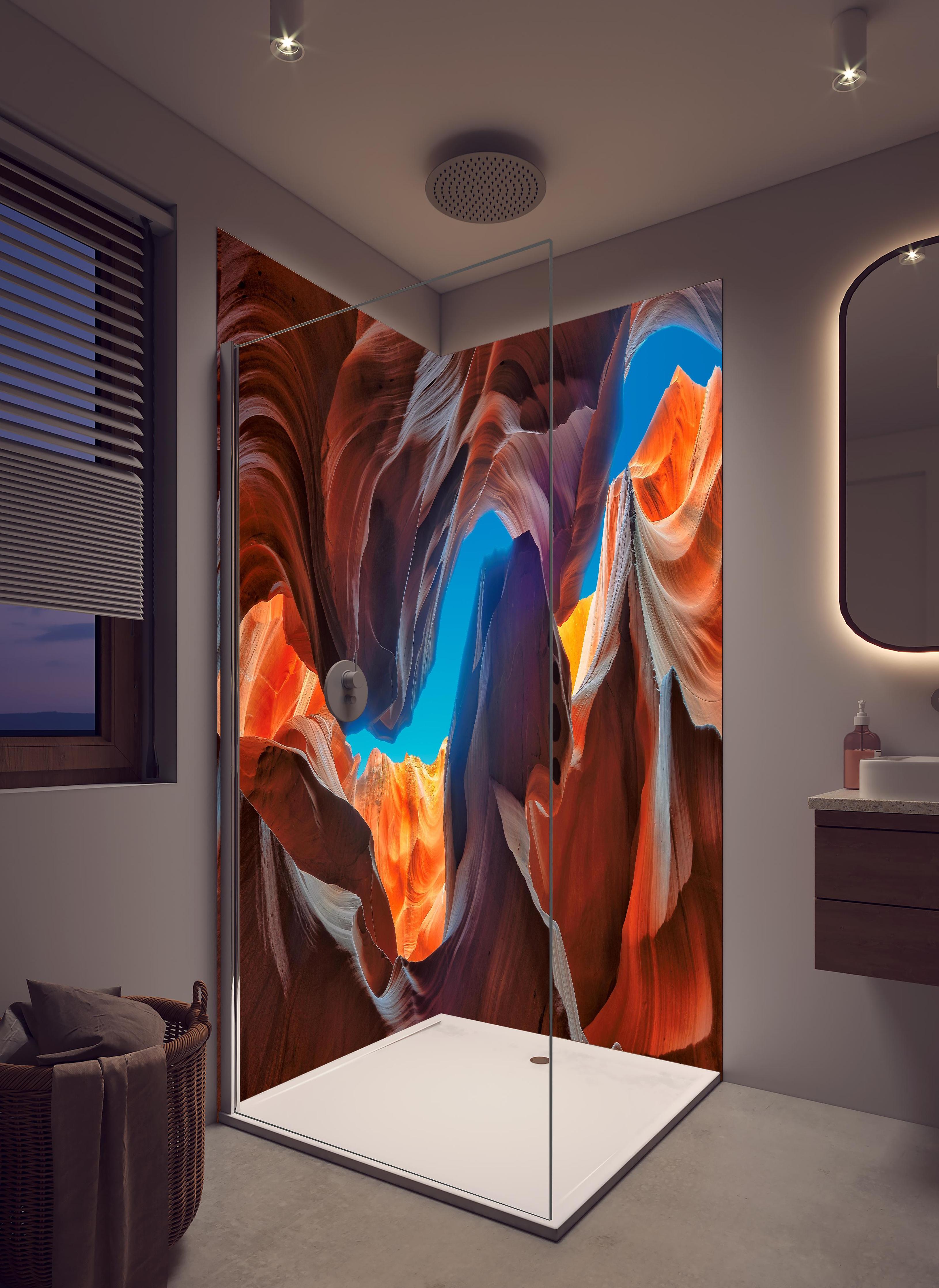 Duschrückwand - Der magische Antelope Canyon in hellem Badezimmer mit Regenduschkopf - zweiteilige Eck-Duschrückwand