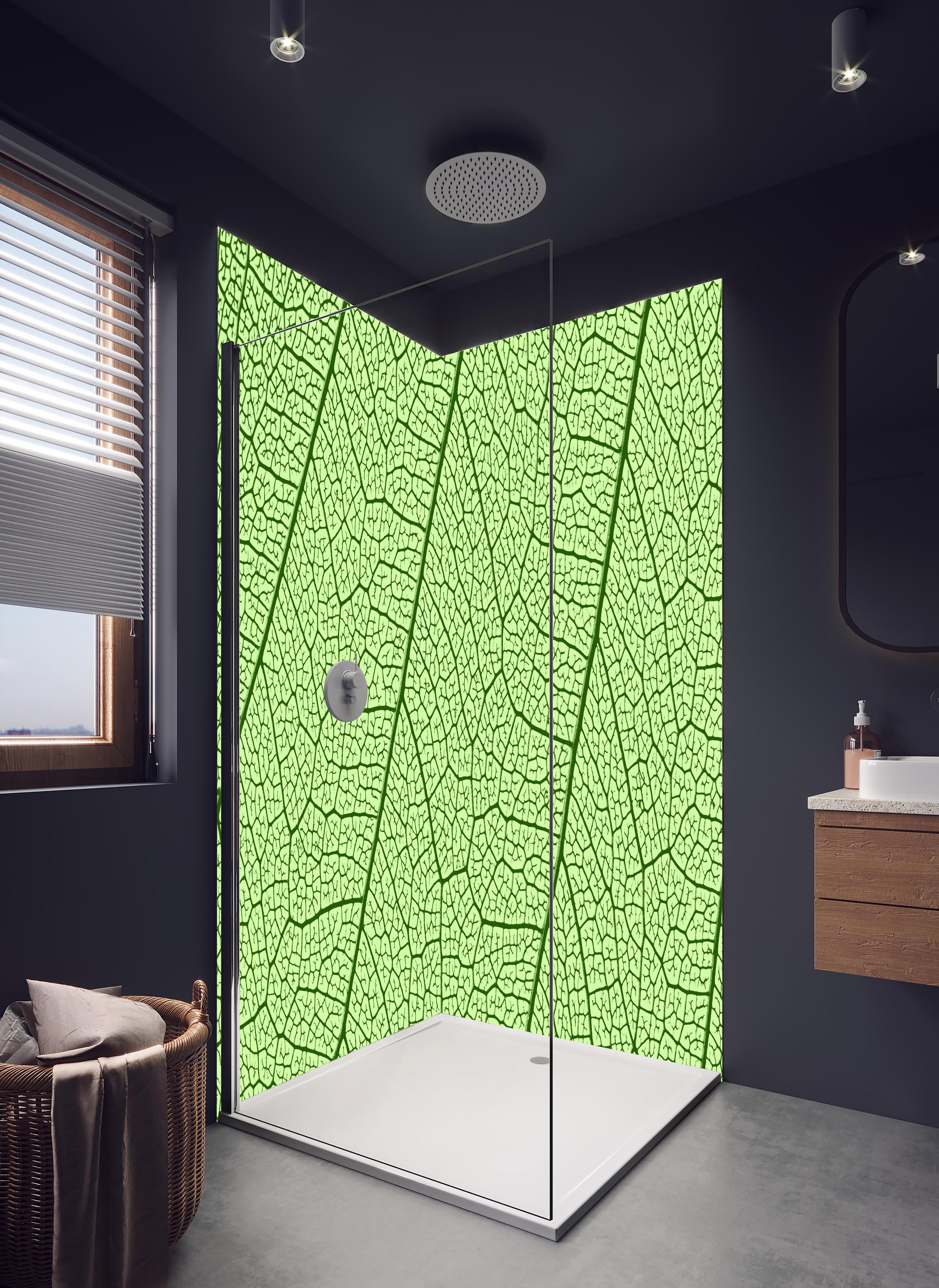 Duschrückwand - Detaillierte grüne Blattader Makro Textur in hellem Badezimmer mit Regenduschkopf - zweiteilige Eck-Duschrückwand