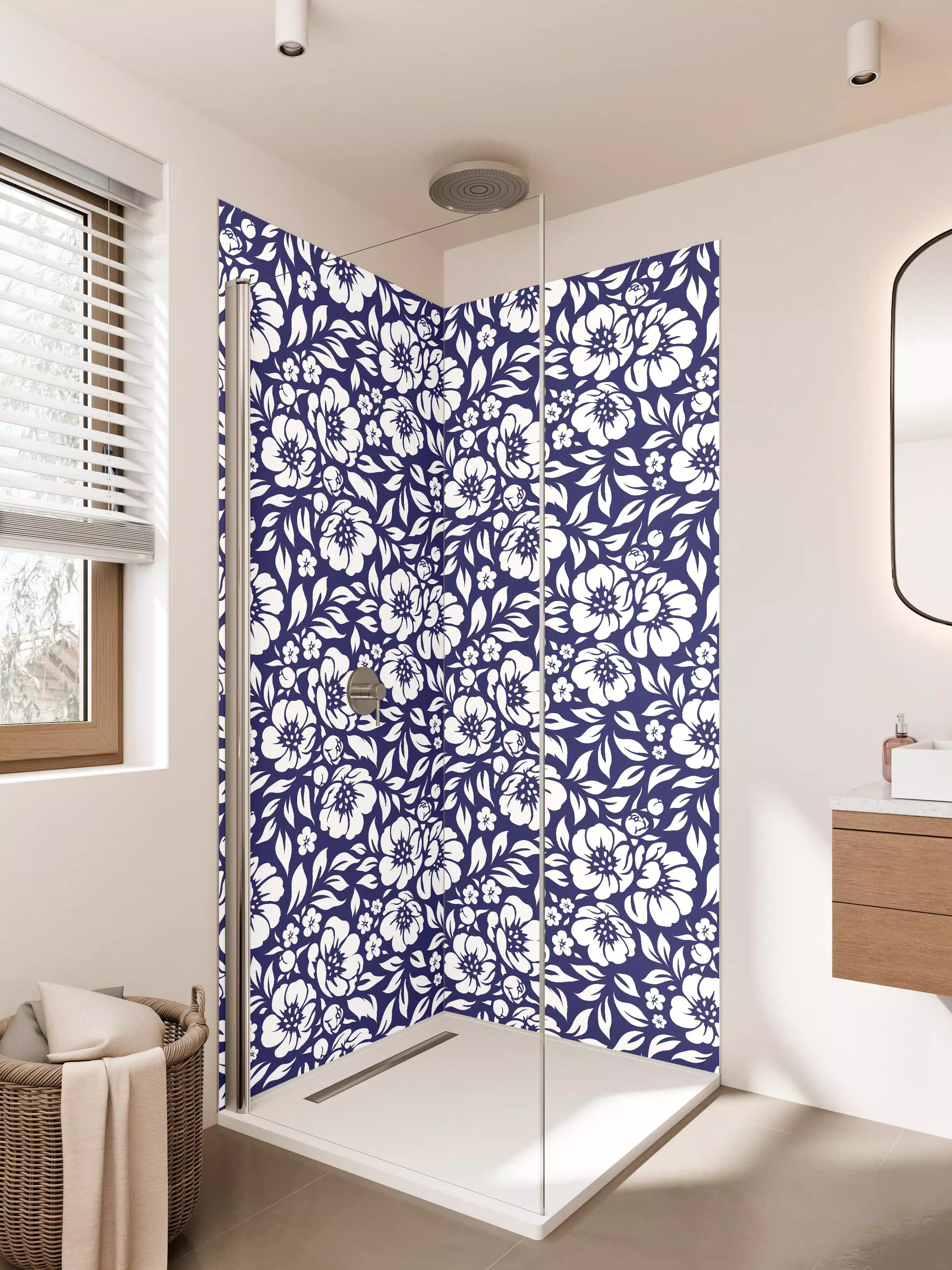 Duschrückwand - Detailliertes Blumenmuster in Blau und Weiß