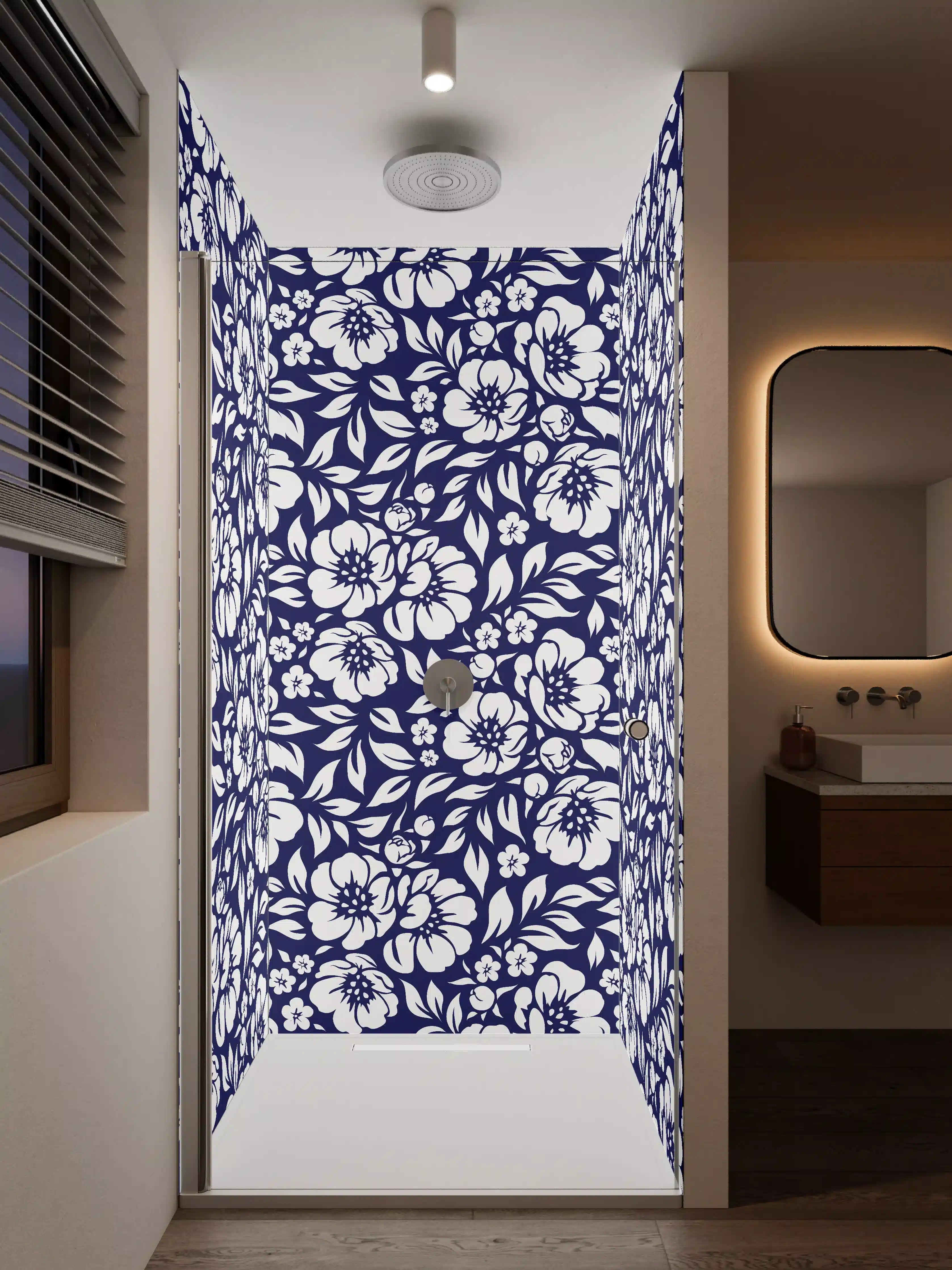 Duschrückwand - Detailliertes Blumenmuster in Blau und Weiß