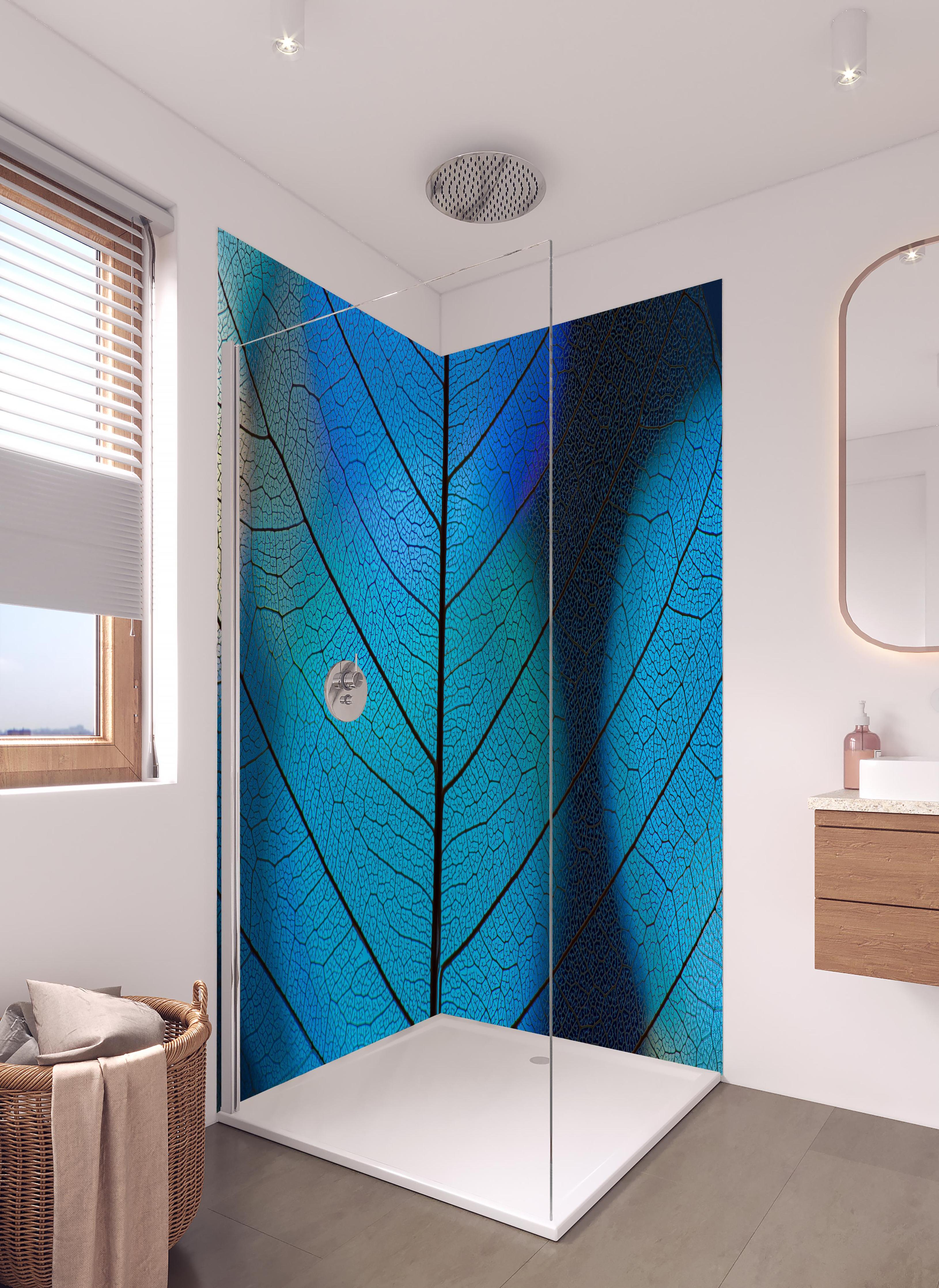 Duschrückwand - Detailreiche Blatt-Textur mit Adern in hellem Badezimmer mit Regenduschkopf - zweiteilige Eck-Duschrückwand