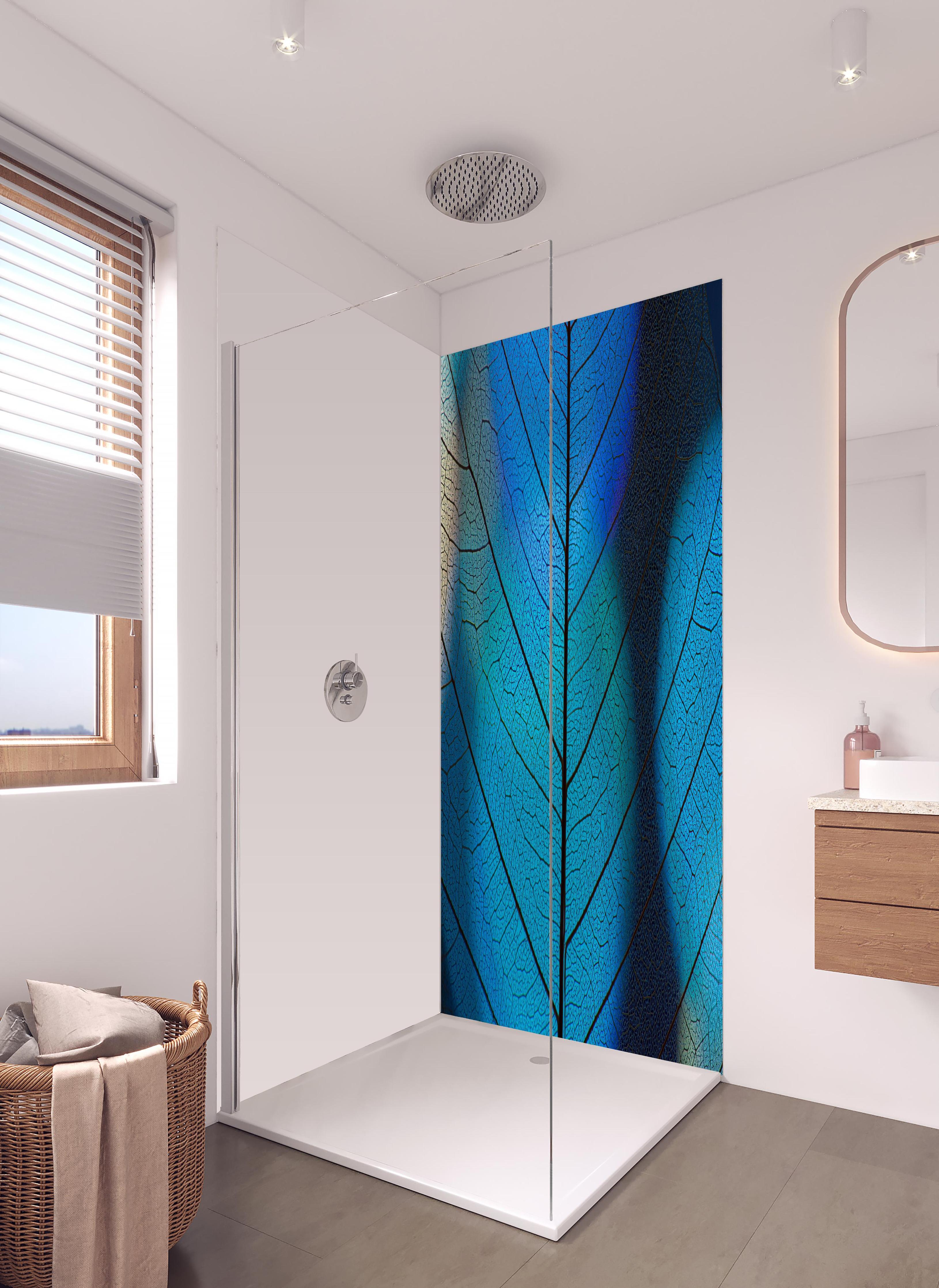 Duschrückwand - Detailreiche Blatt-Textur mit Adern in hellem Badezimmer mit Regenduschkopf - zweiteilige Eck-Duschrückwand