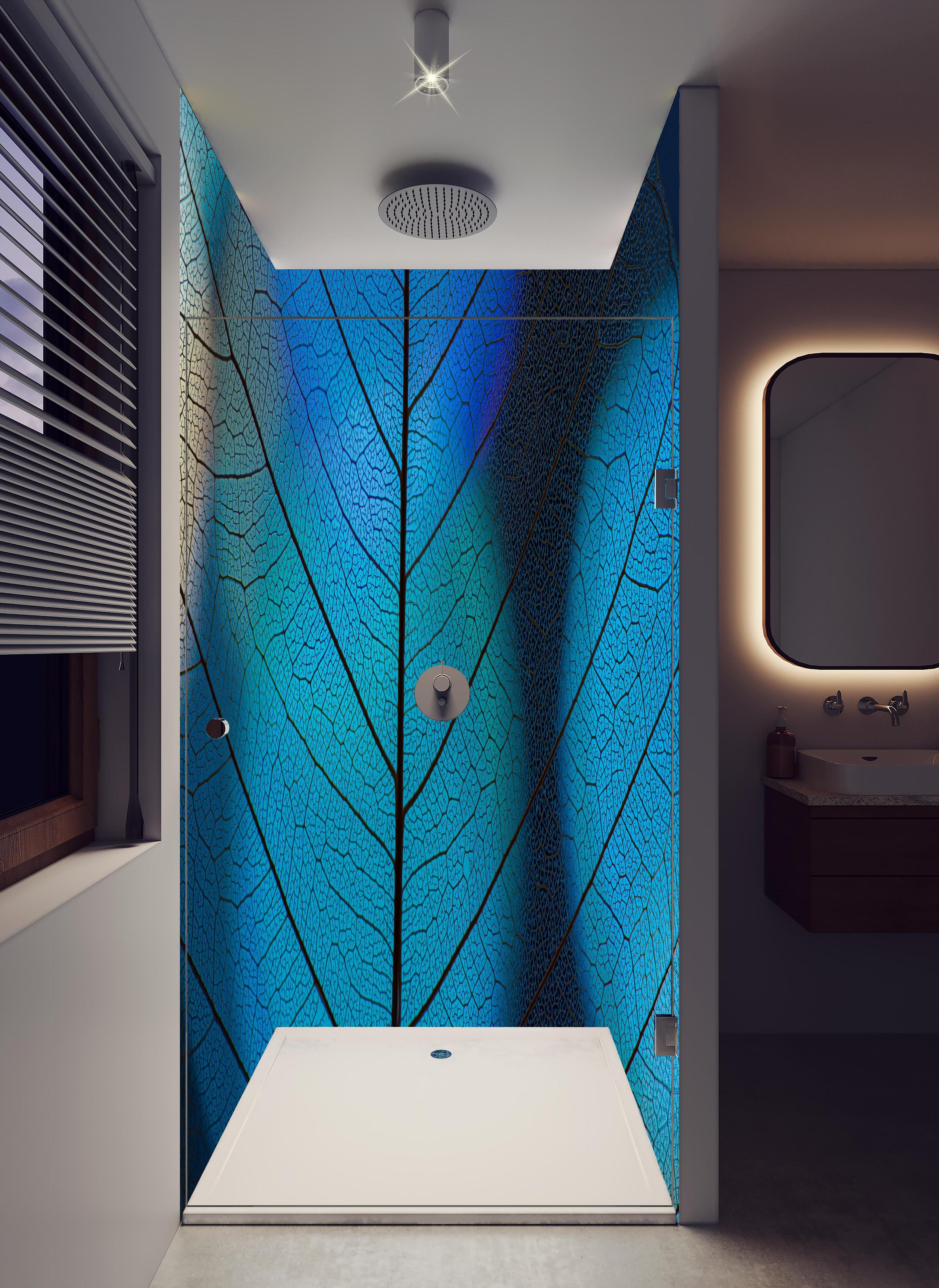 Duschrückwand - Detailreiche Blatt-Textur mit Adern in hellem Badezimmer mit Regenduschkopf - zweiteilige Eck-Duschrückwand