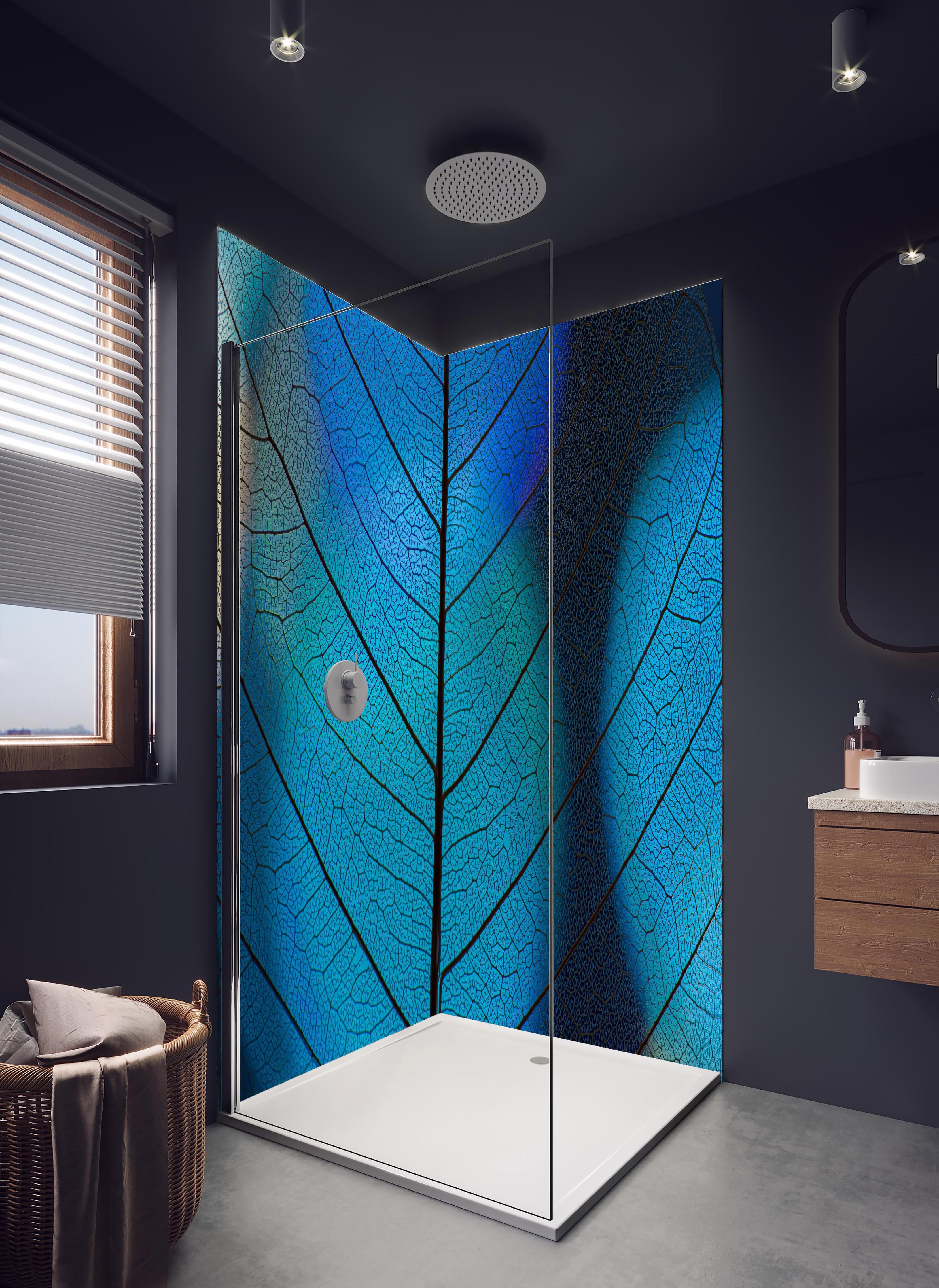 Duschrückwand - Detailreiche Blatt-Textur mit Adern in hellem Badezimmer mit Regenduschkopf - zweiteilige Eck-Duschrückwand
