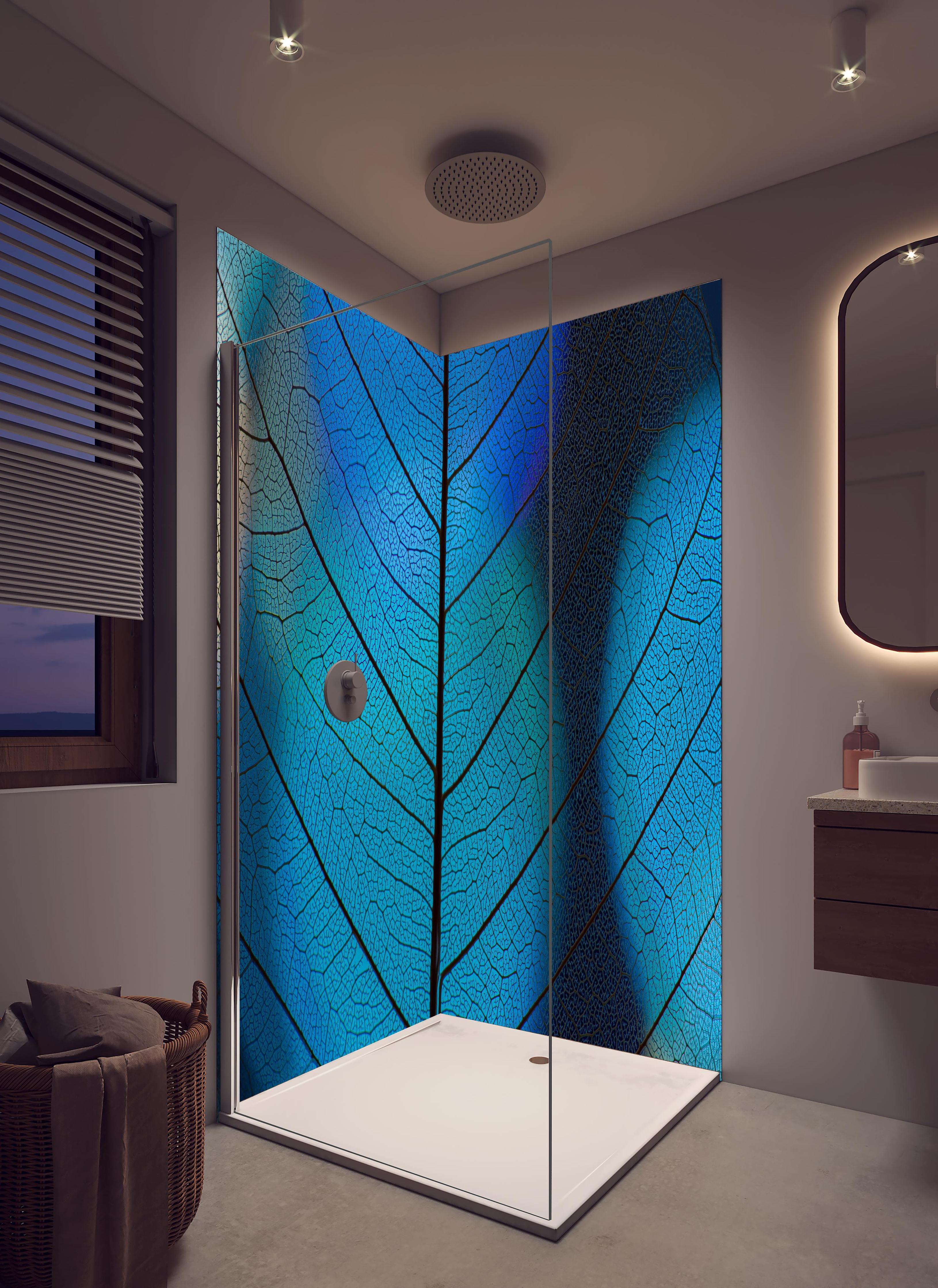 Duschrückwand - Detailreiche Blatt-Textur mit Adern in hellem Badezimmer mit Regenduschkopf - zweiteilige Eck-Duschrückwand