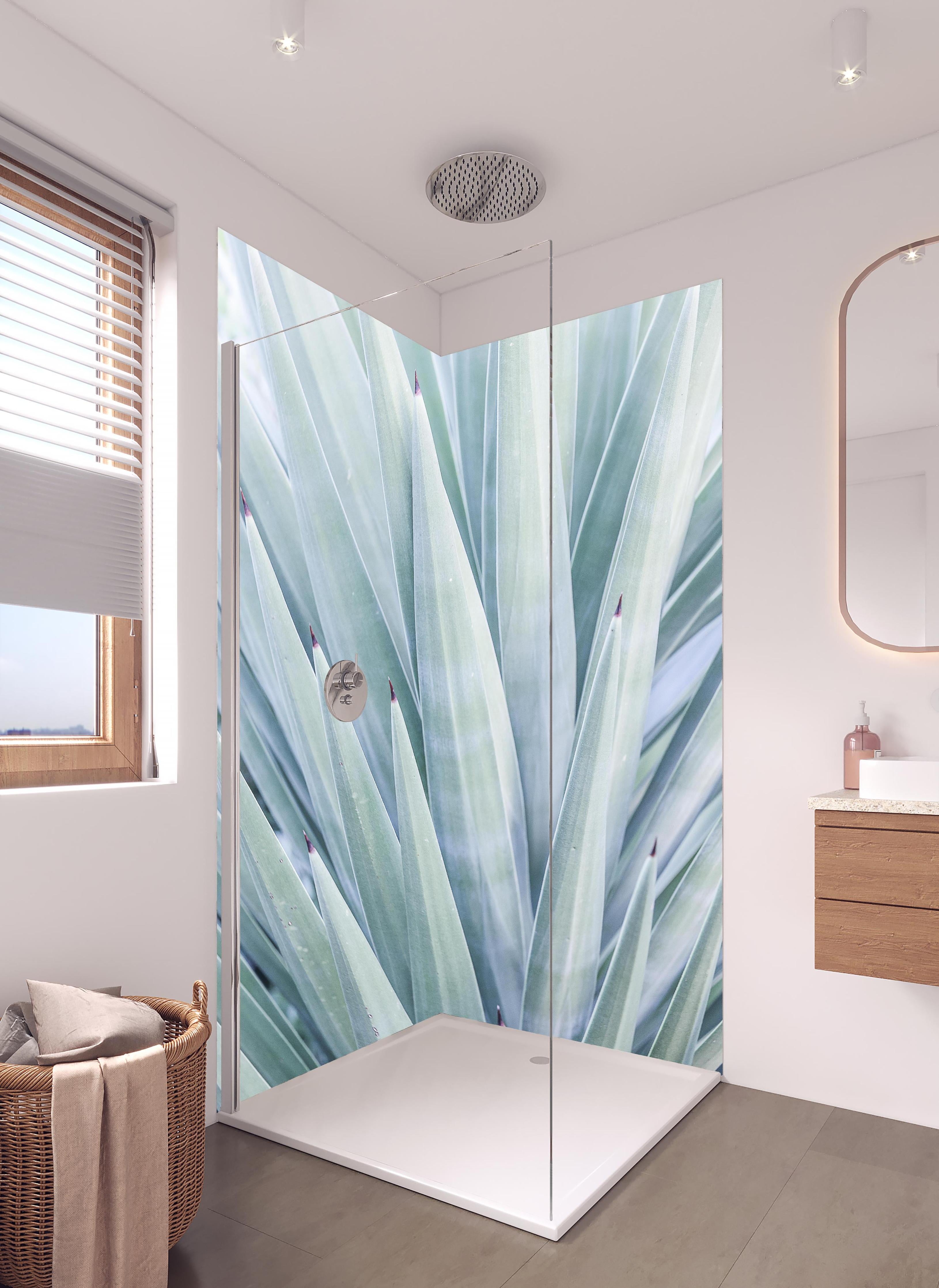 Duschrückwand - Detailreiche Grün-Töne Agaven Blatt-Textur in hellem Badezimmer mit Regenduschkopf - zweiteilige Eck-Duschrückwand