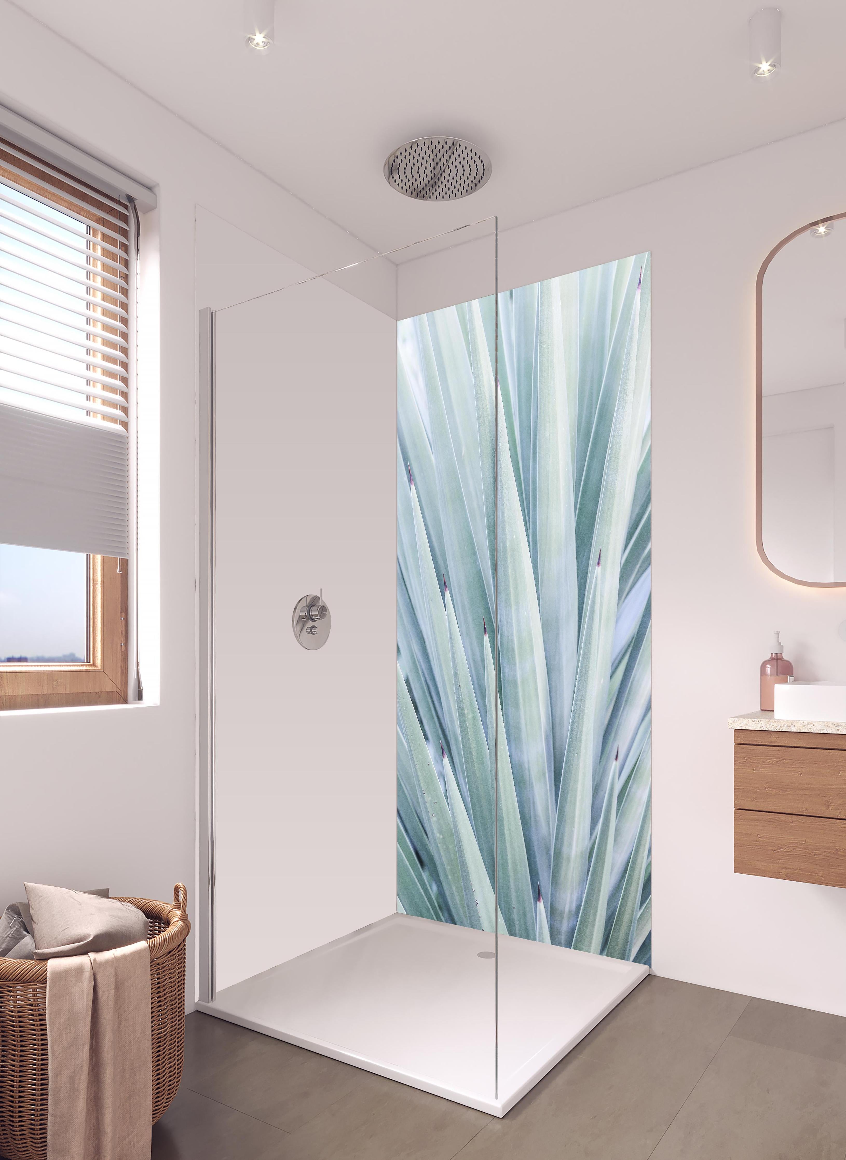 Duschrückwand - Detailreiche Grün-Töne Agaven Blatt-Textur in hellem Badezimmer mit Regenduschkopf - zweiteilige Eck-Duschrückwand