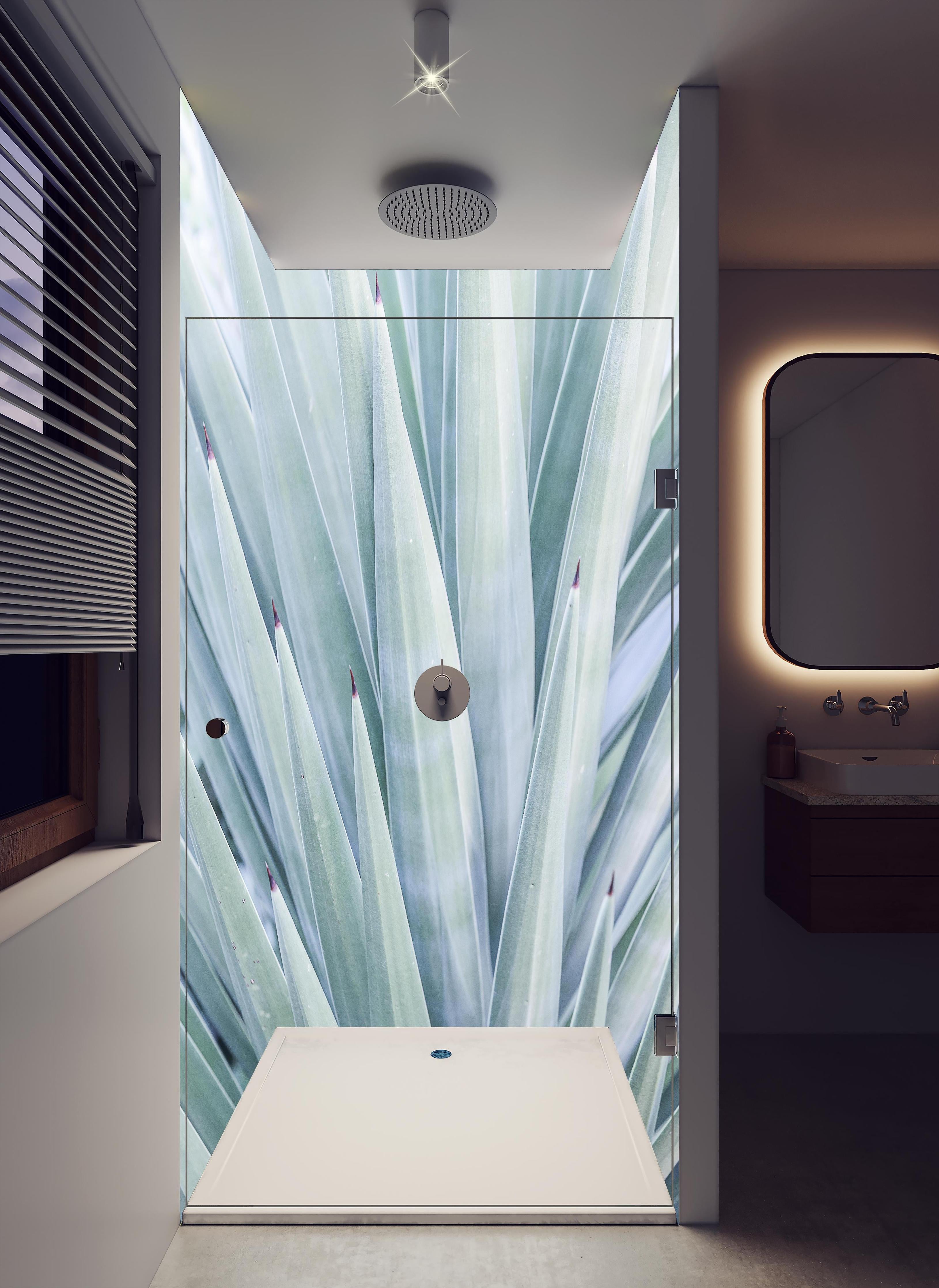 Duschrückwand - Detailreiche Grün-Töne Agaven Blatt-Textur in hellem Badezimmer mit Regenduschkopf - zweiteilige Eck-Duschrückwand