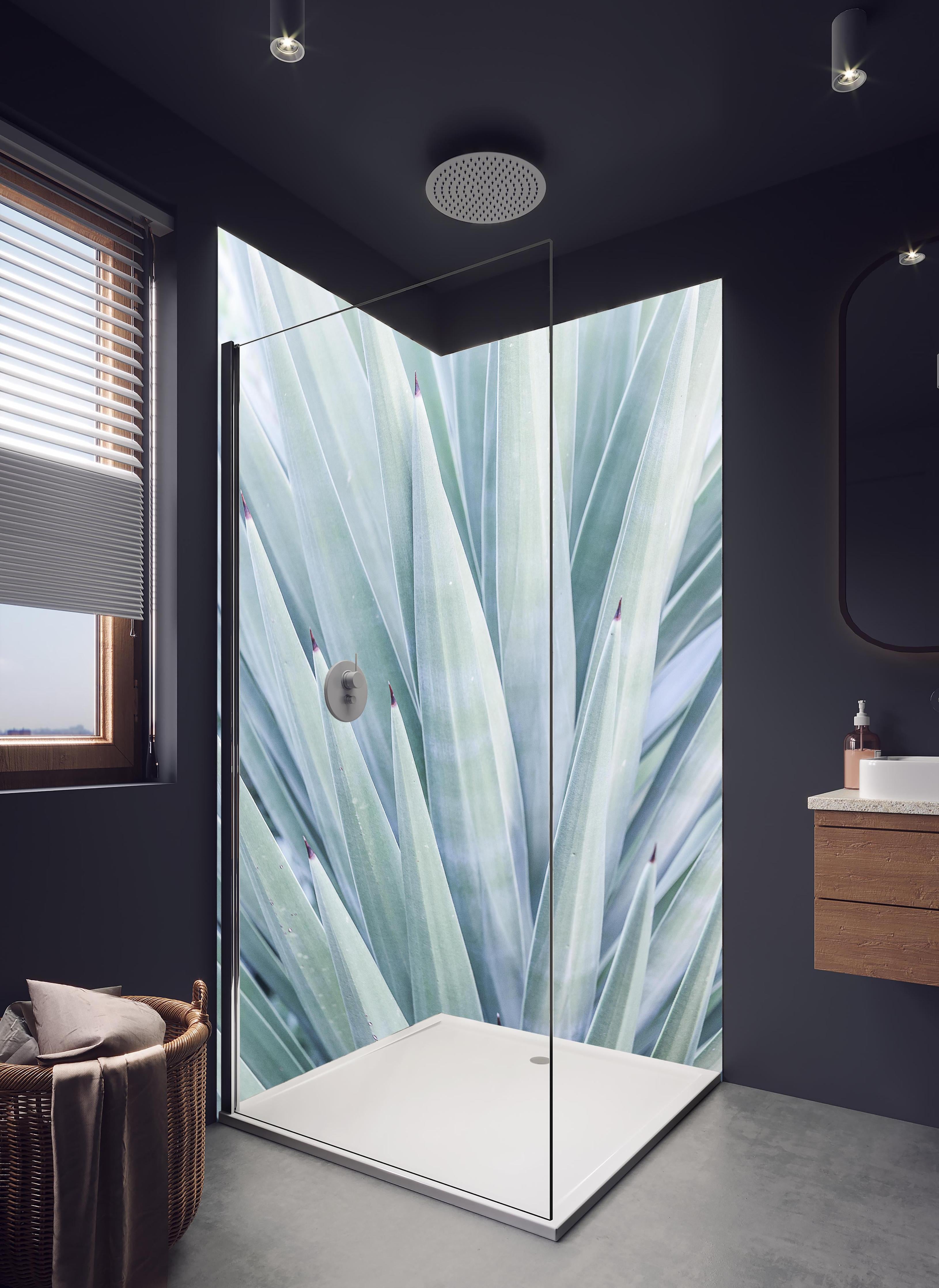 Duschrückwand - Detailreiche Grün-Töne Agaven Blatt-Textur in hellem Badezimmer mit Regenduschkopf - zweiteilige Eck-Duschrückwand