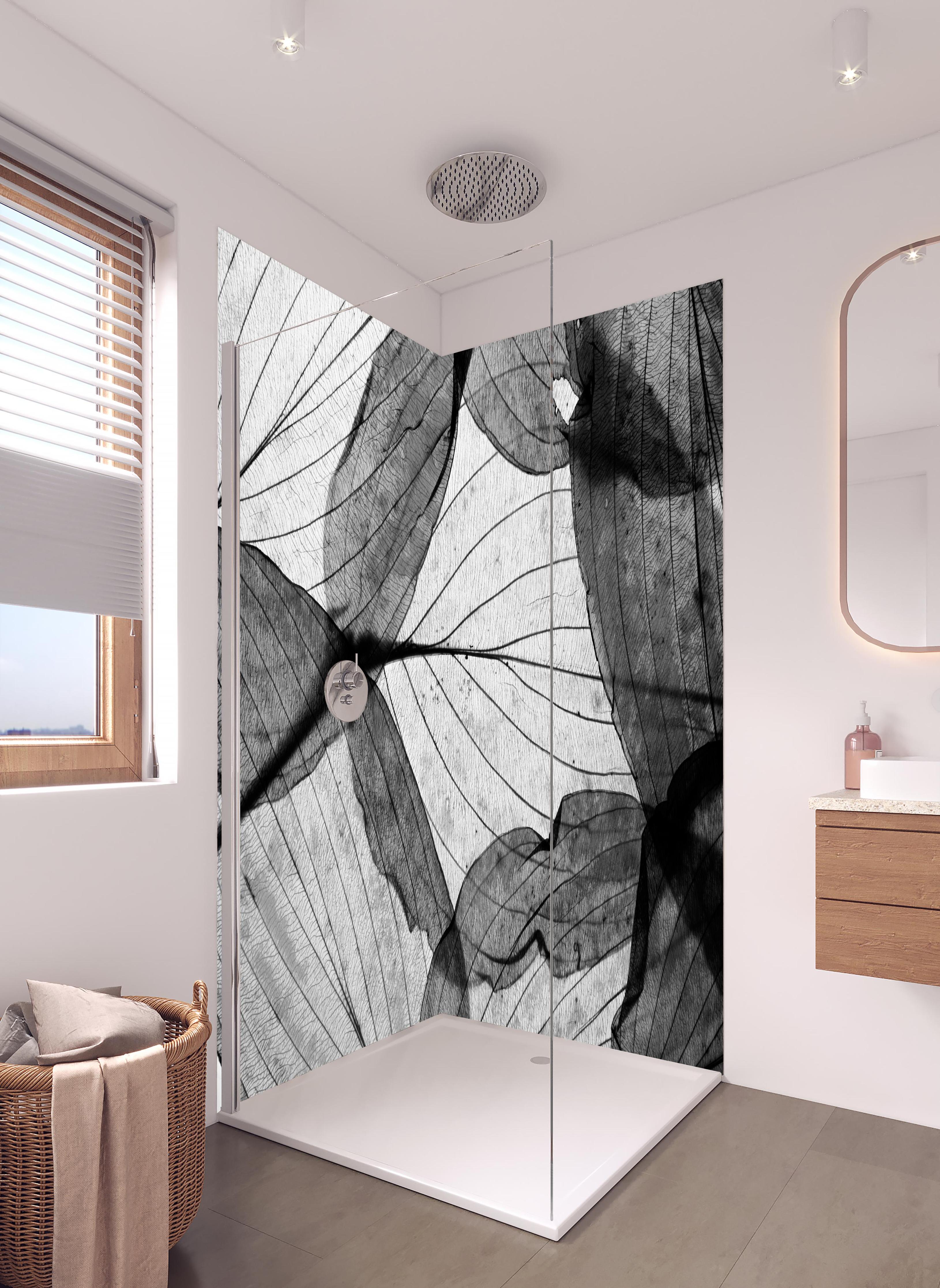 Duschrückwand - Detailreiche Schwarz-Weiße Laubtextur in hellem Badezimmer mit Regenduschkopf - zweiteilige Eck-Duschrückwand