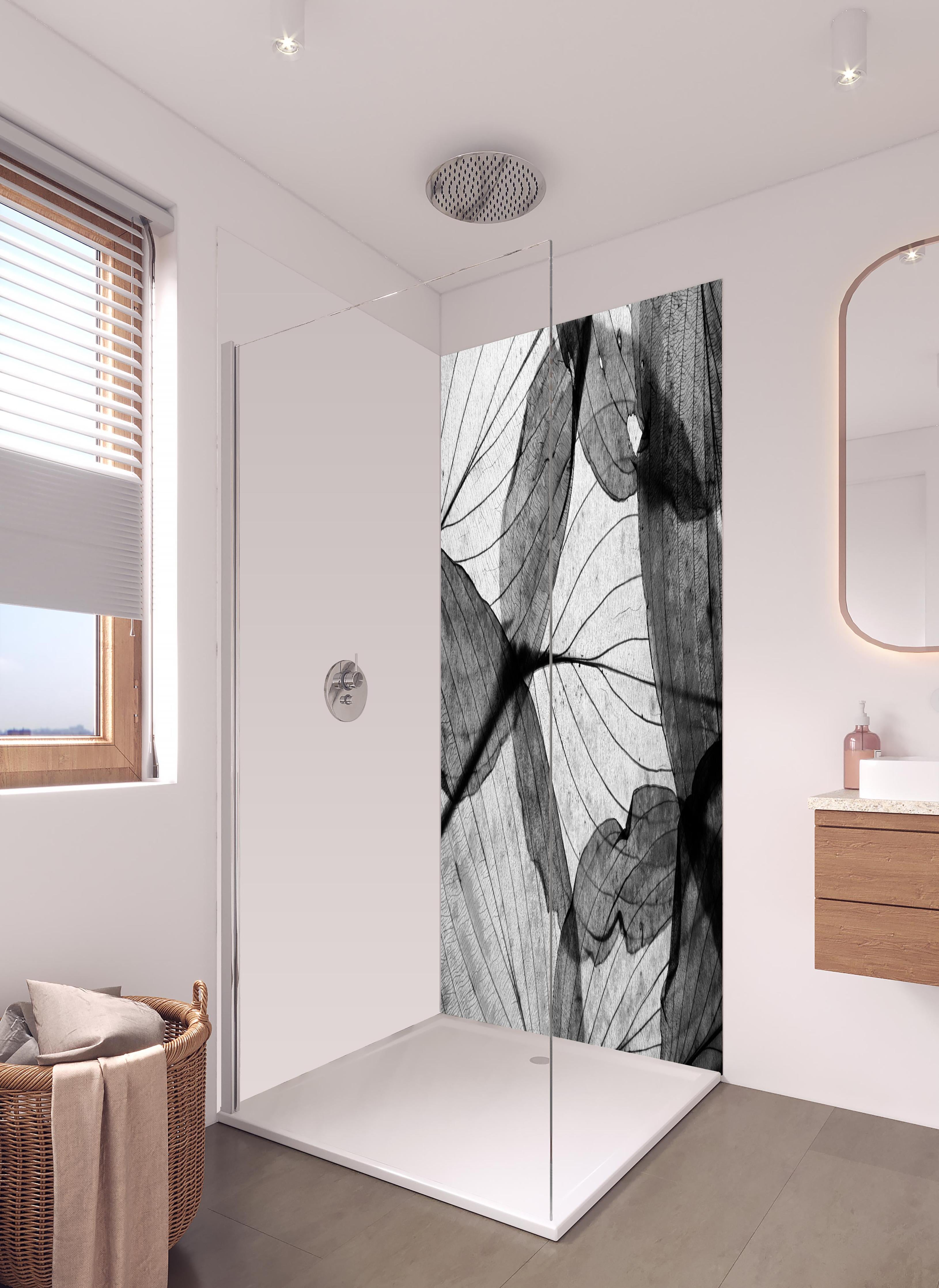 Duschrückwand - Detailreiche Schwarz-Weiße Laubtextur in hellem Badezimmer mit Regenduschkopf - zweiteilige Eck-Duschrückwand