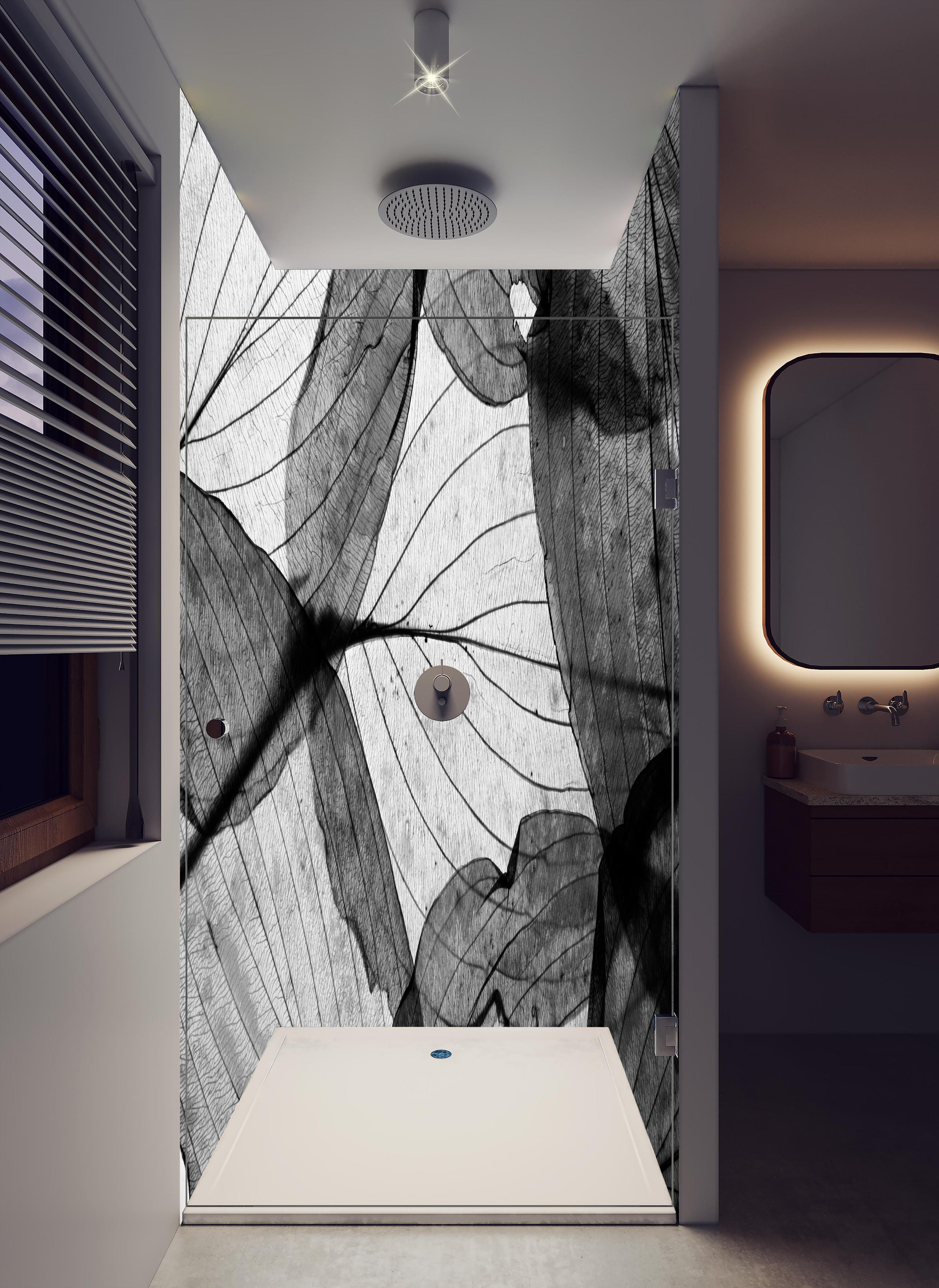Duschrückwand - Detailreiche Schwarz-Weiße Laubtextur in hellem Badezimmer mit Regenduschkopf - zweiteilige Eck-Duschrückwand