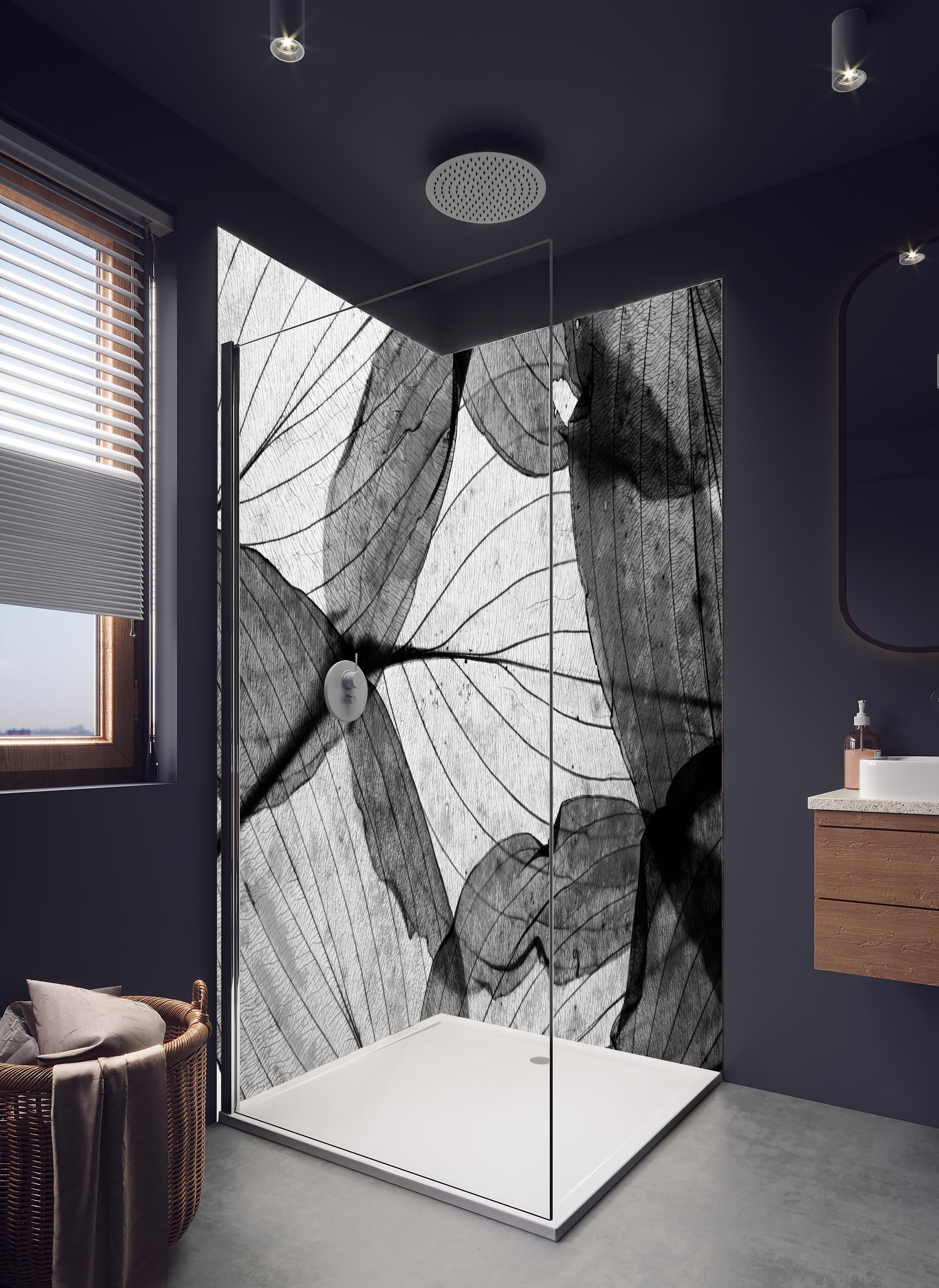 Duschrückwand - Detailreiche Schwarz-Weiße Laubtextur in hellem Badezimmer mit Regenduschkopf - zweiteilige Eck-Duschrückwand