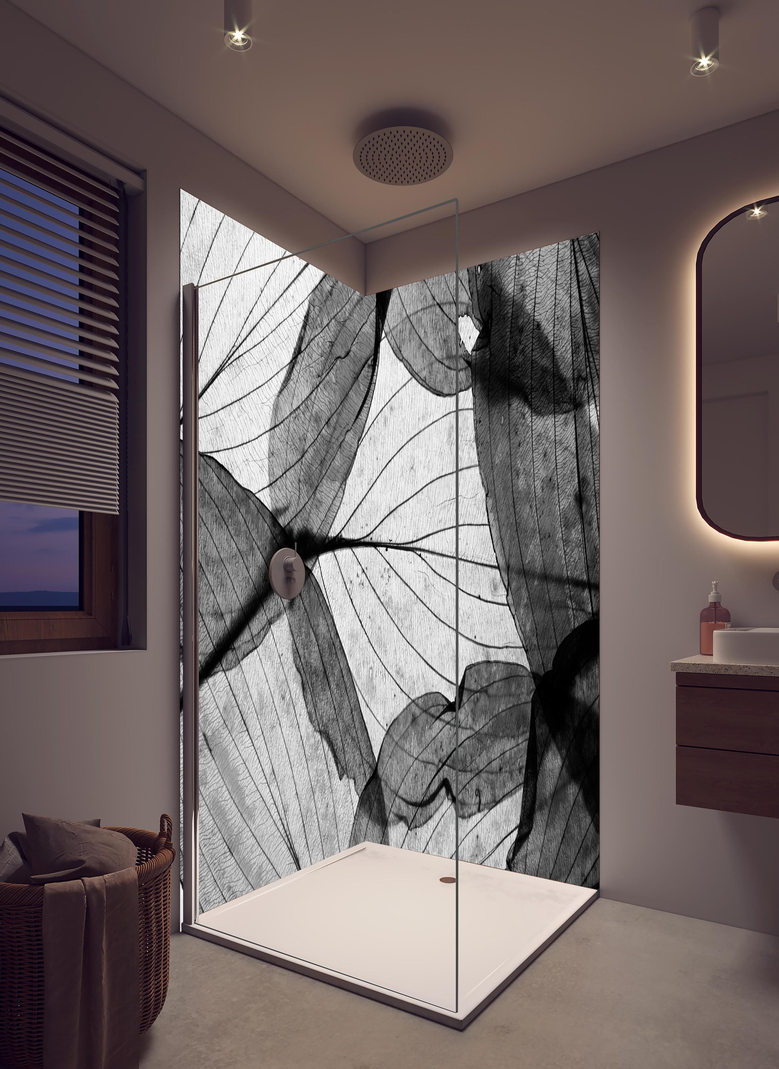 Duschrückwand - Detailreiche Schwarz-Weiße Laubtextur in hellem Badezimmer mit Regenduschkopf - zweiteilige Eck-Duschrückwand