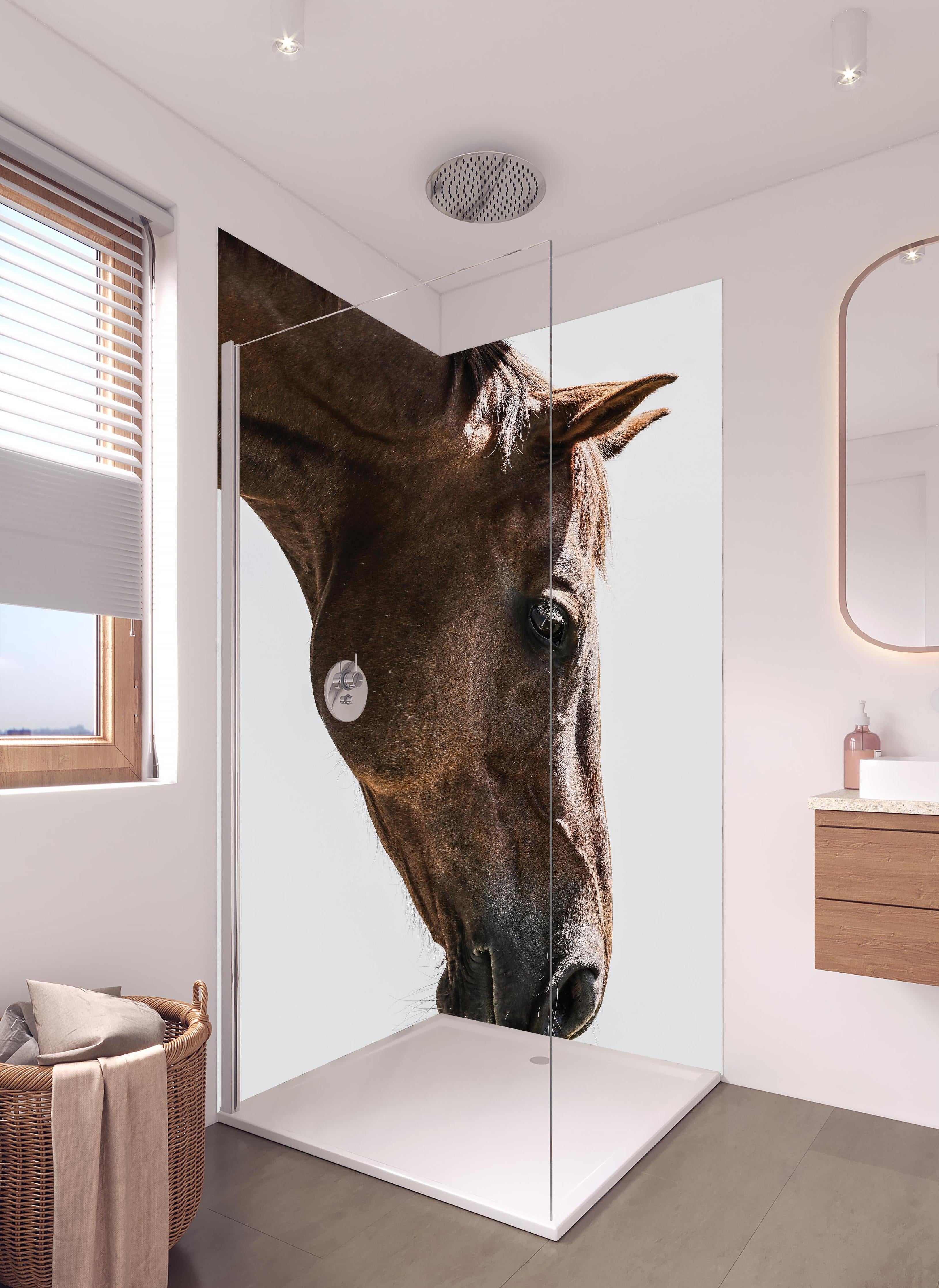 Duschrückwand - Detailreiches Pferdeauge, Makro, Hellbraun in hellem Badezimmer mit Regenduschkopf - zweiteilige Eck-Duschrückwand