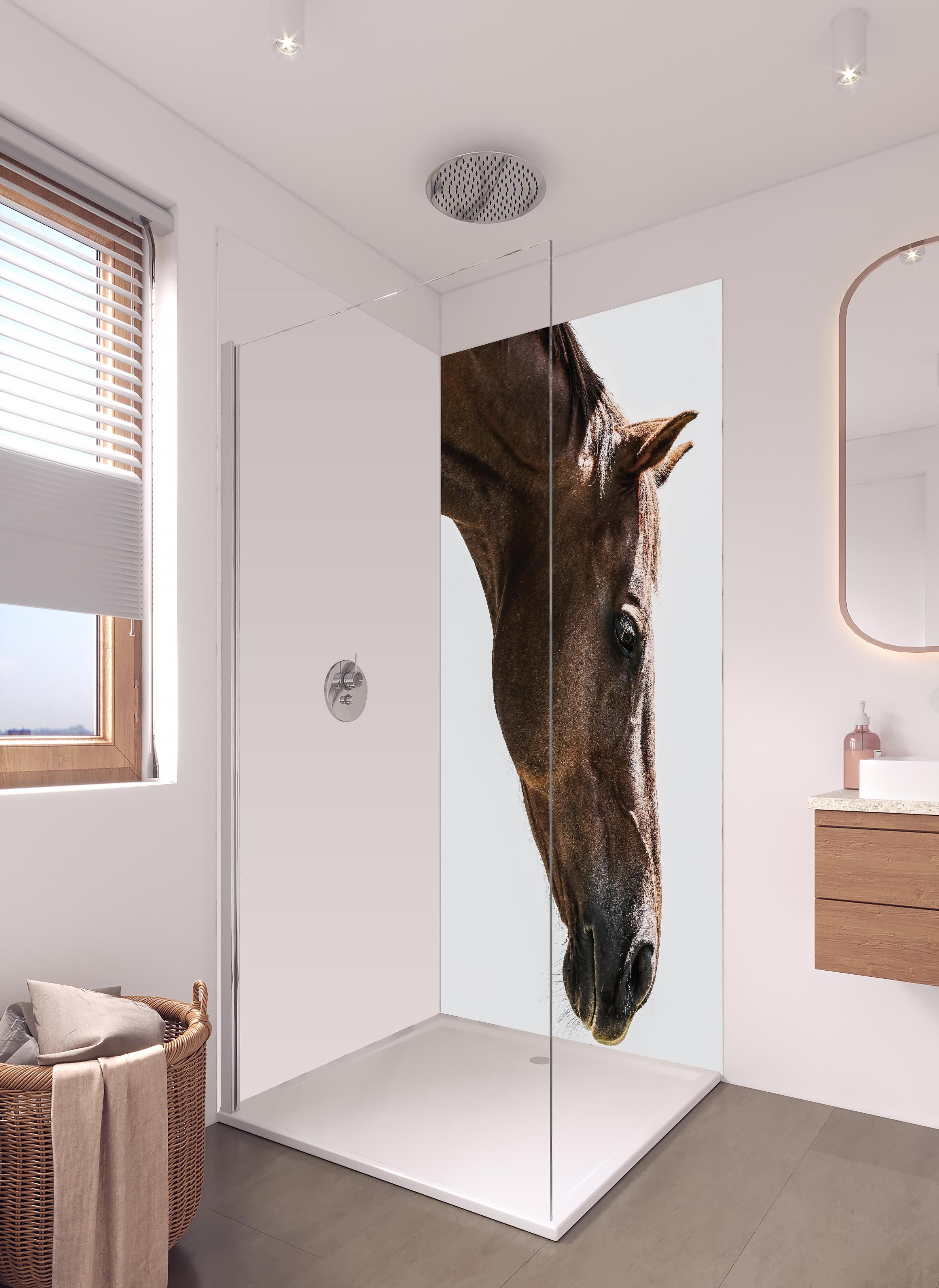 Duschrückwand - Detailreiches Pferdeauge, Makro, Hellbraun in hellem Badezimmer mit Regenduschkopf - zweiteilige Eck-Duschrückwand