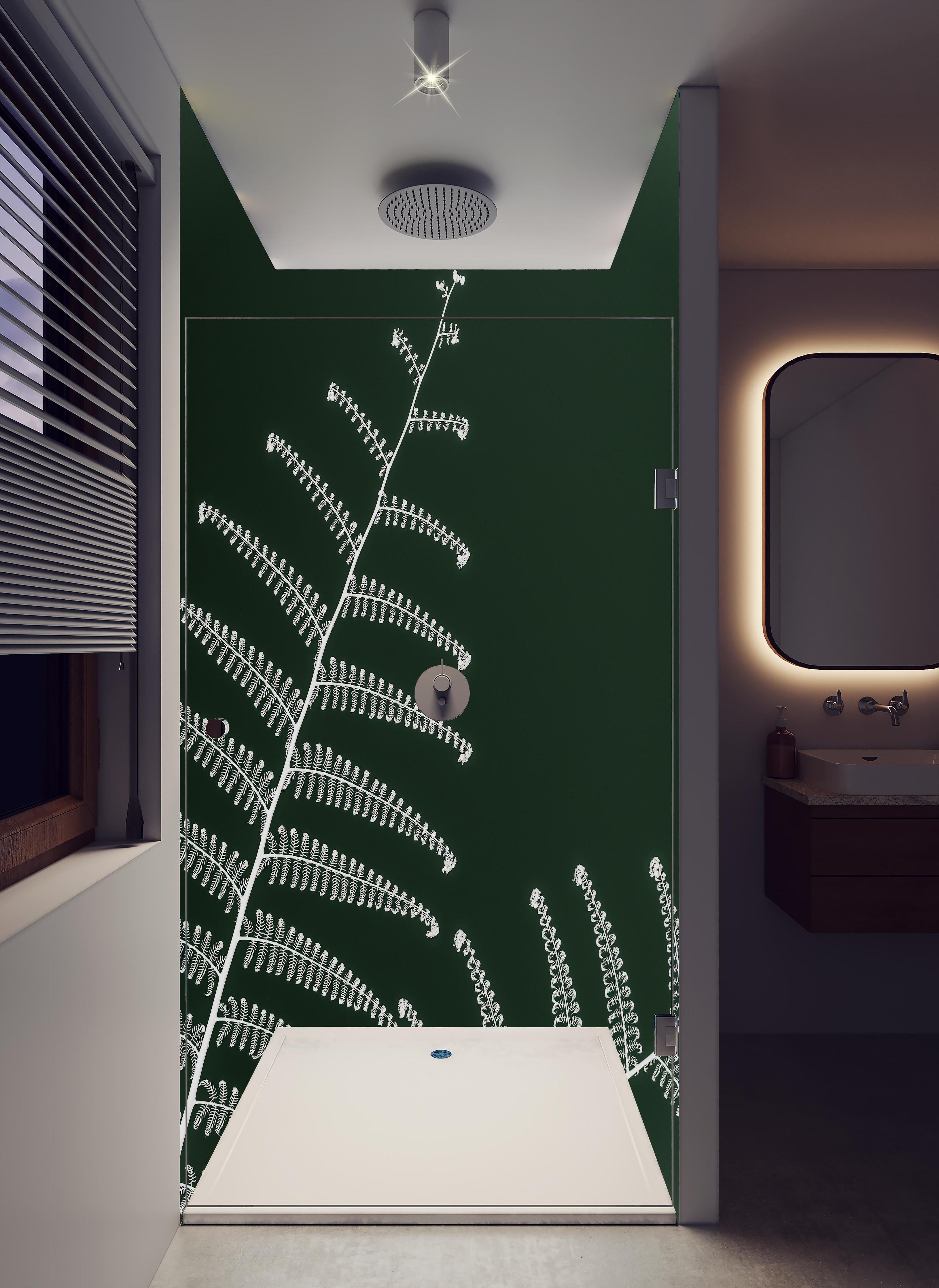 Duschrückwand - Detailreiches, grünes Wald-Farn-Motiv in hellem Badezimmer mit Regenduschkopf - zweiteilige Eck-Duschrückwand