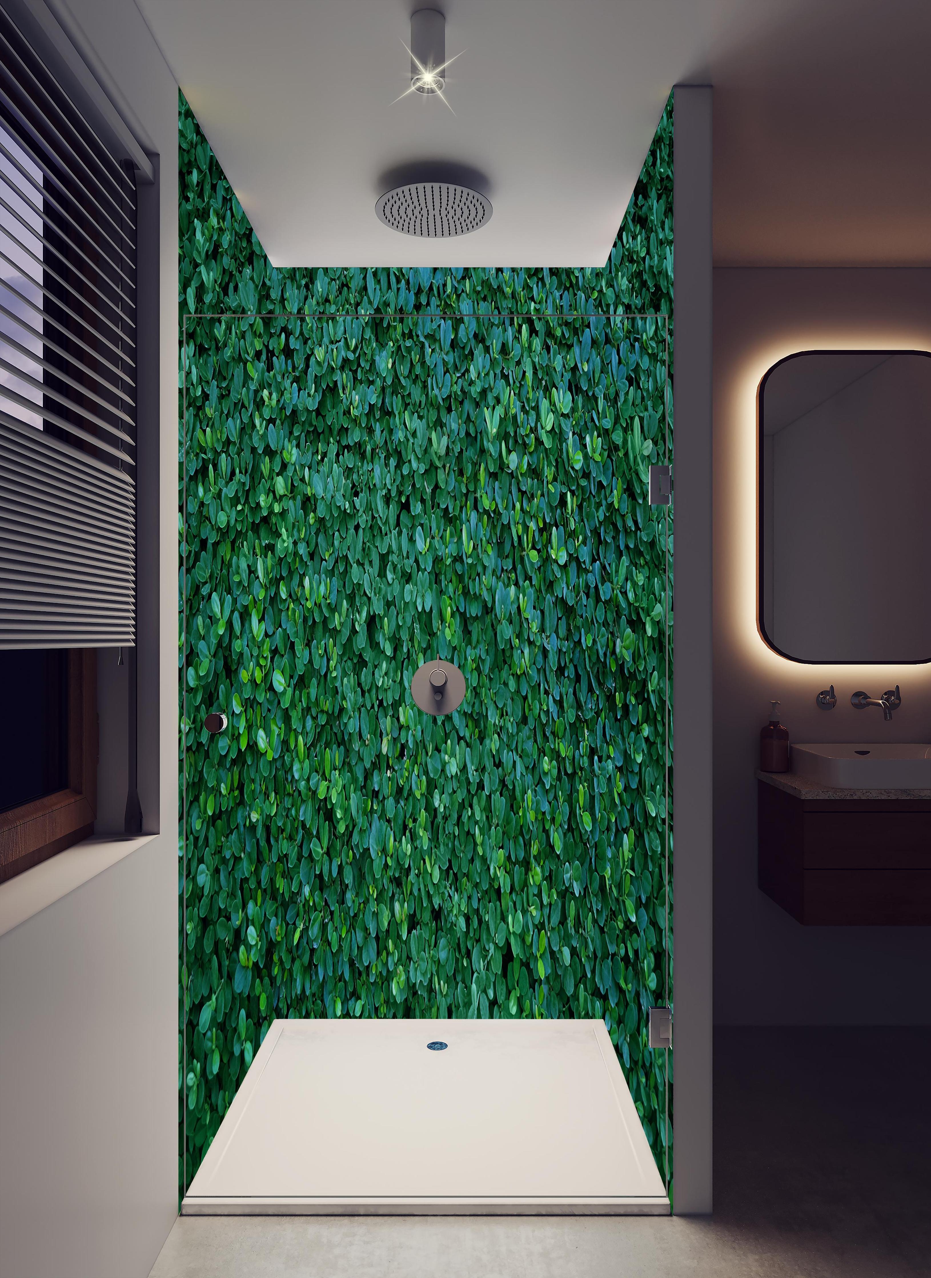 Duschrückwand - Dichte grüne Blattwerk Wand Textur in hellem Badezimmer mit Regenduschkopf - zweiteilige Eck-Duschrückwand