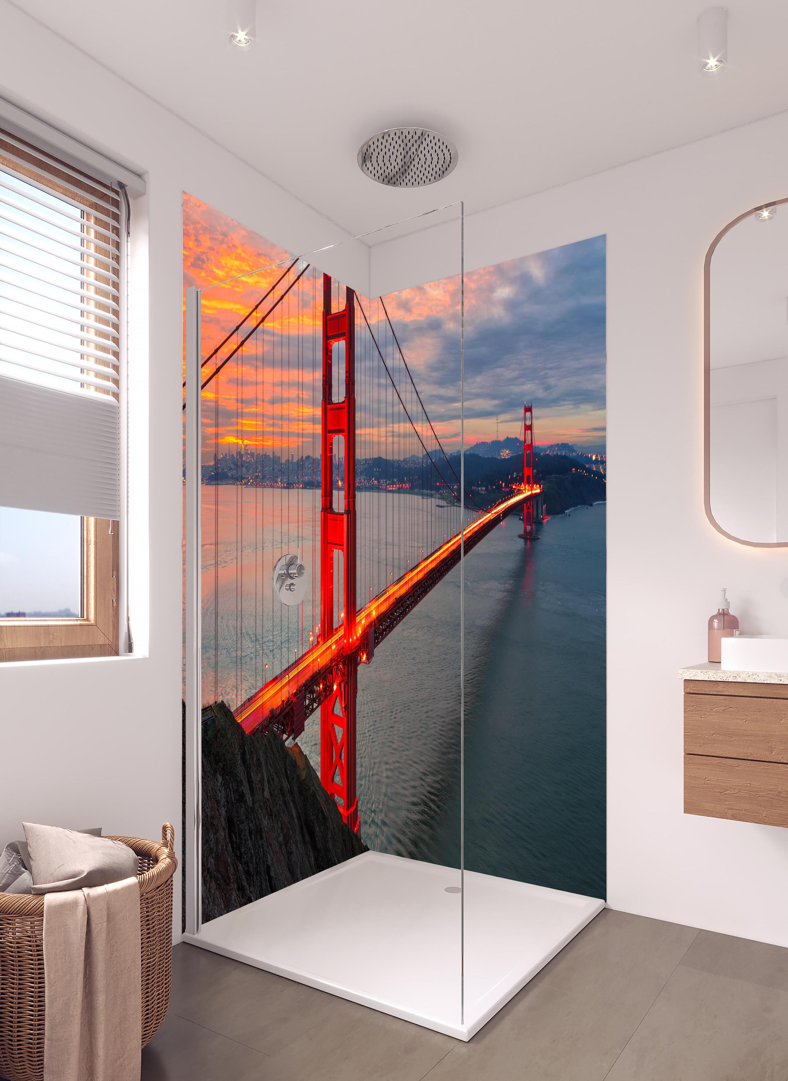 Duschrückwand - Die Golden Gate Bridge bei Sonnenaufgang in hellem Badezimmer mit Regenduschkopf - zweiteilige Eck-Duschrückwand