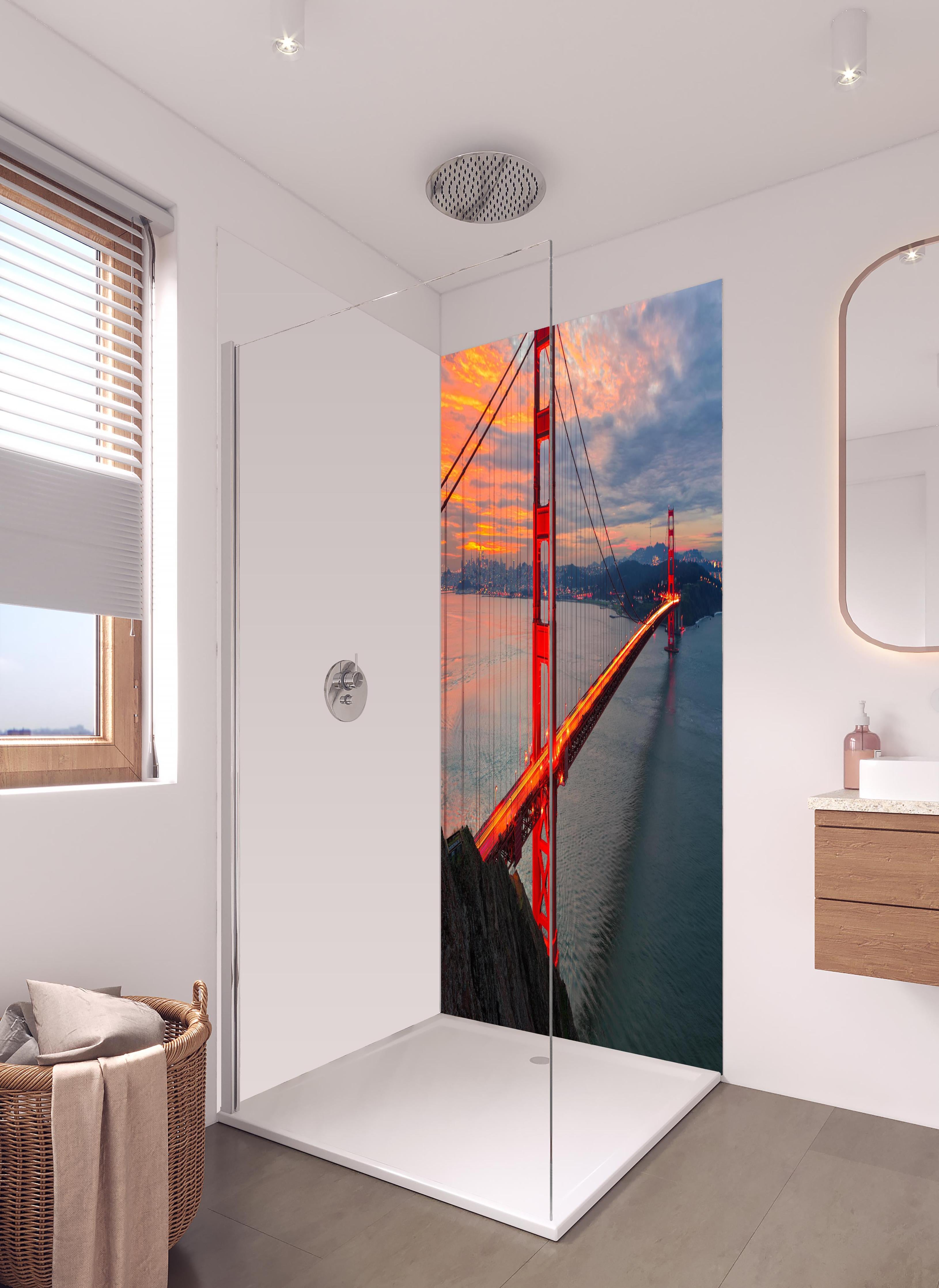 Duschrückwand - Die Golden Gate Bridge bei Sonnenaufgang in hellem Badezimmer mit Regenduschkopf - zweiteilige Eck-Duschrückwand