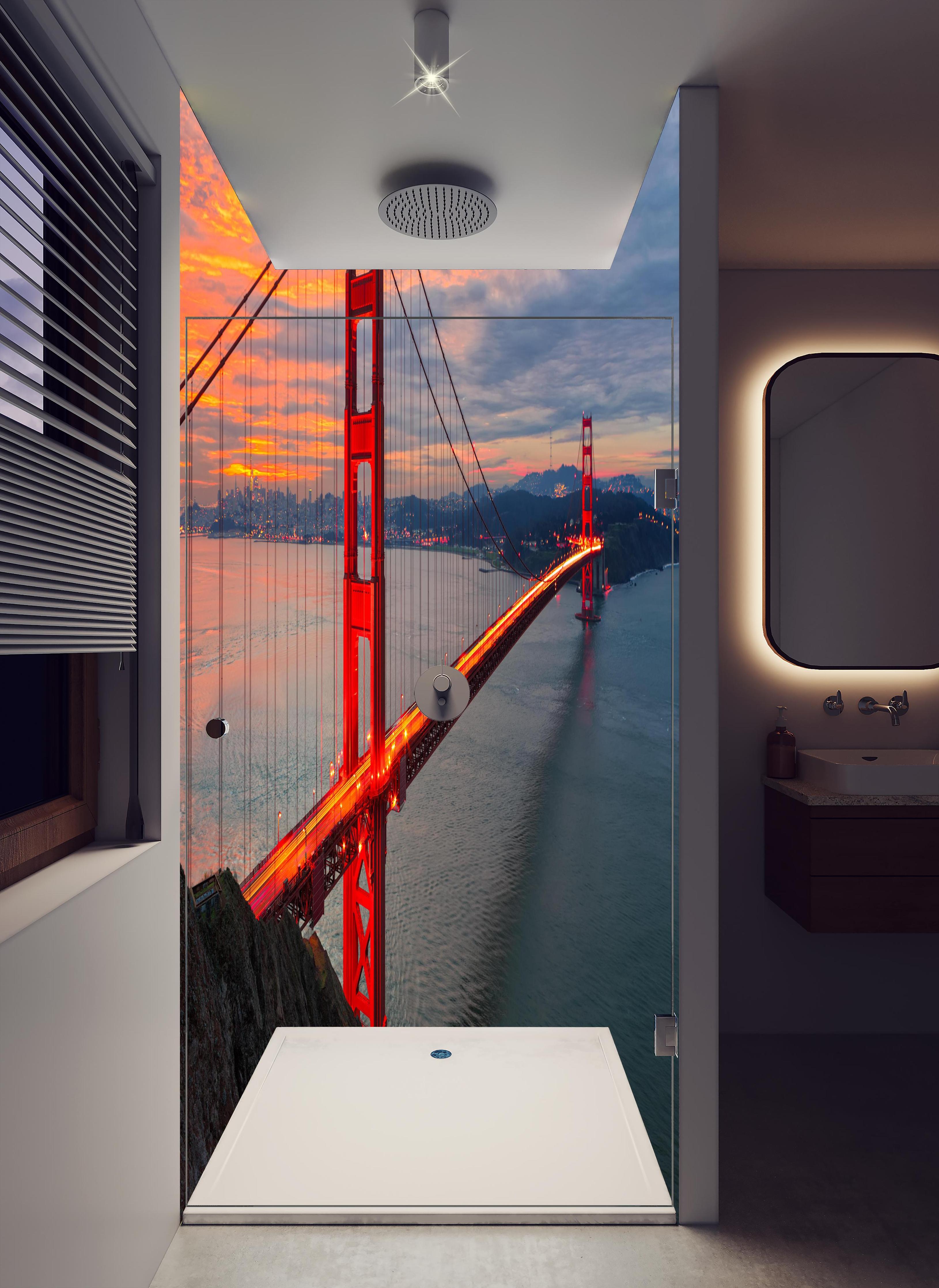 Duschrückwand - Die Golden Gate Bridge bei Sonnenaufgang in hellem Badezimmer mit Regenduschkopf - zweiteilige Eck-Duschrückwand