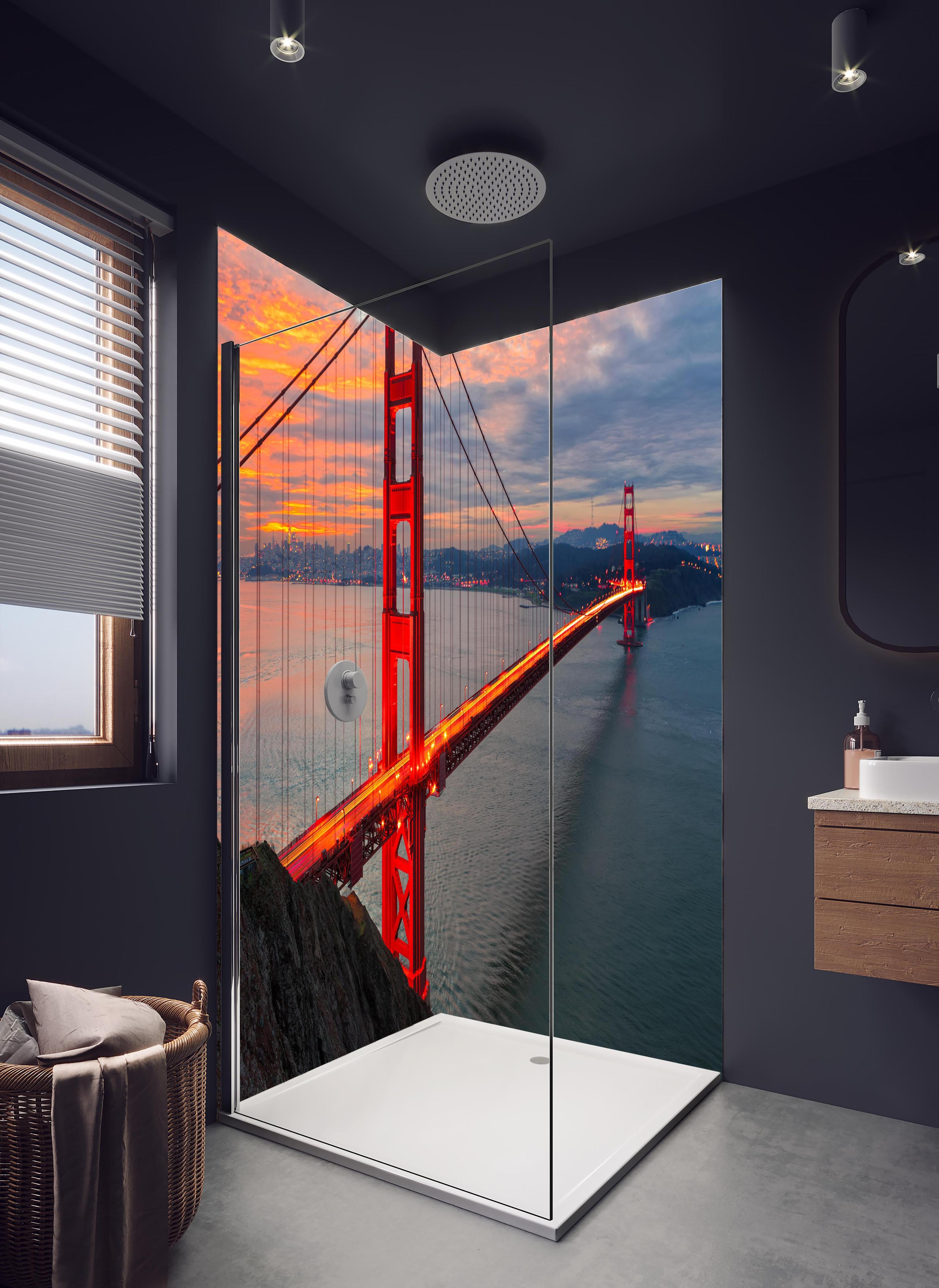 Duschrückwand - Die Golden Gate Bridge bei Sonnenaufgang in hellem Badezimmer mit Regenduschkopf - zweiteilige Eck-Duschrückwand