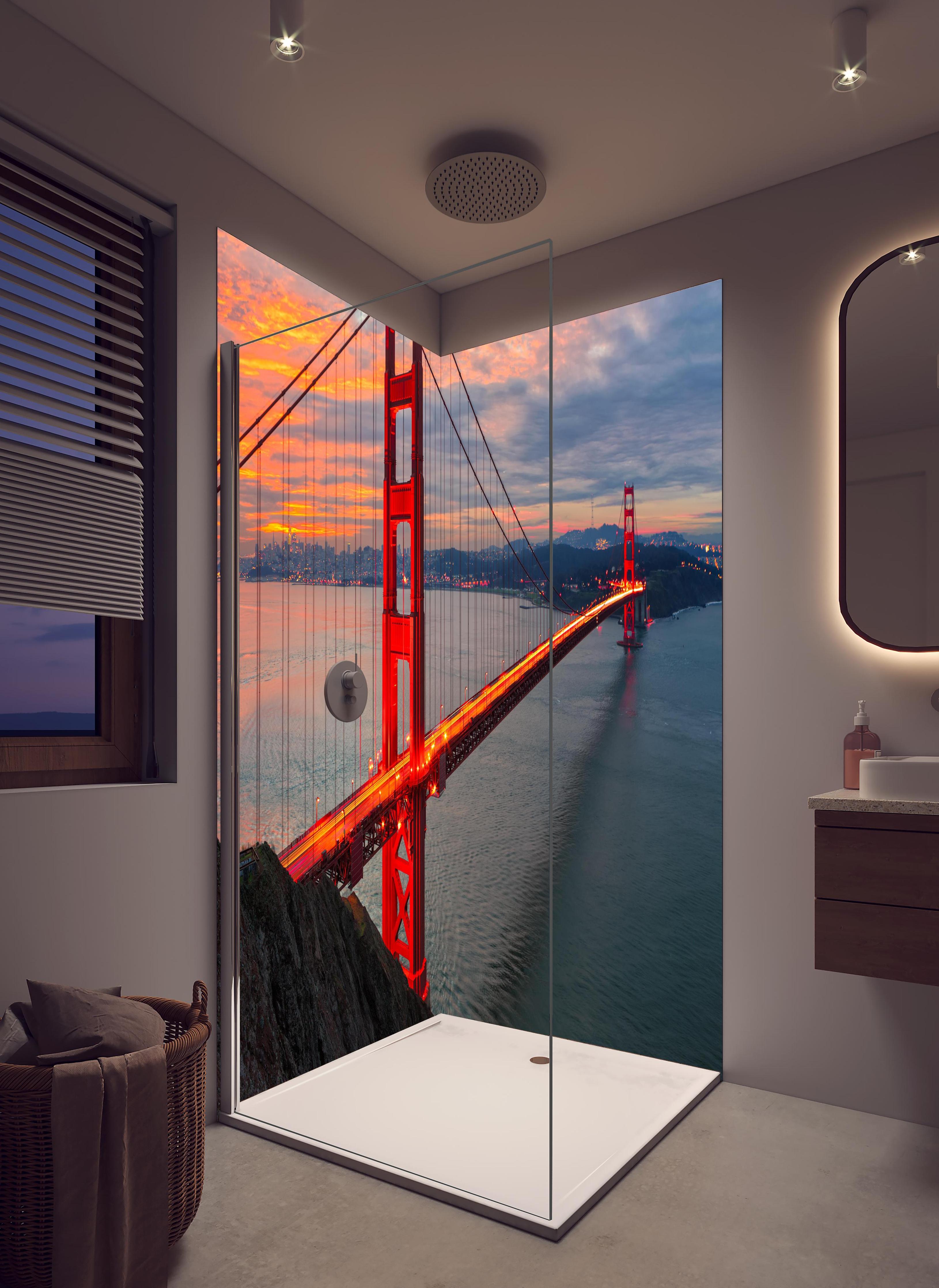 Duschrückwand - Die Golden Gate Bridge bei Sonnenaufgang in hellem Badezimmer mit Regenduschkopf - zweiteilige Eck-Duschrückwand