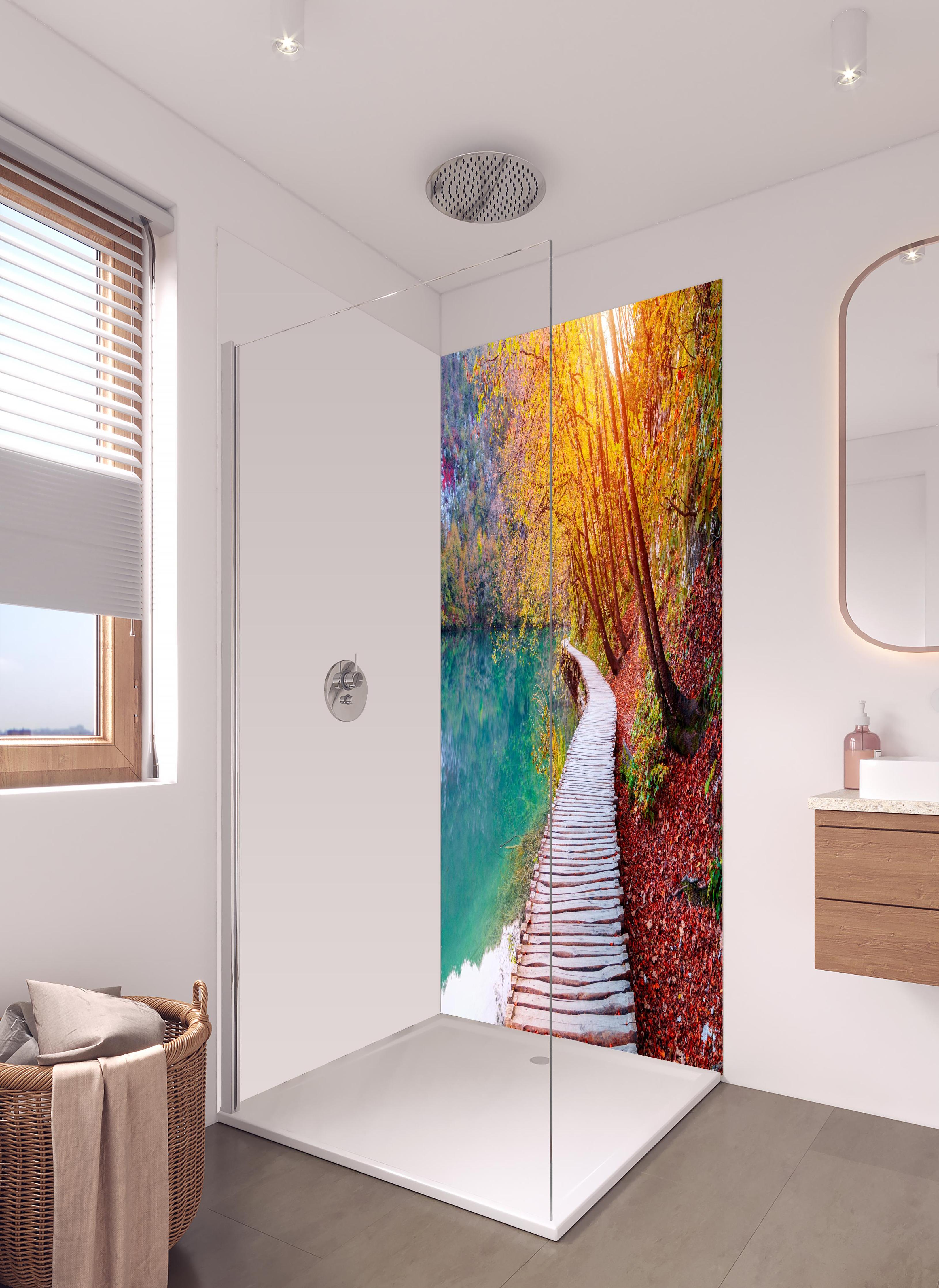 Duschrückwand - Die berühmten Plitvicer Seen im Herbst in hellem Badezimmer mit Regenduschkopf - zweiteilige Eck-Duschrückwand