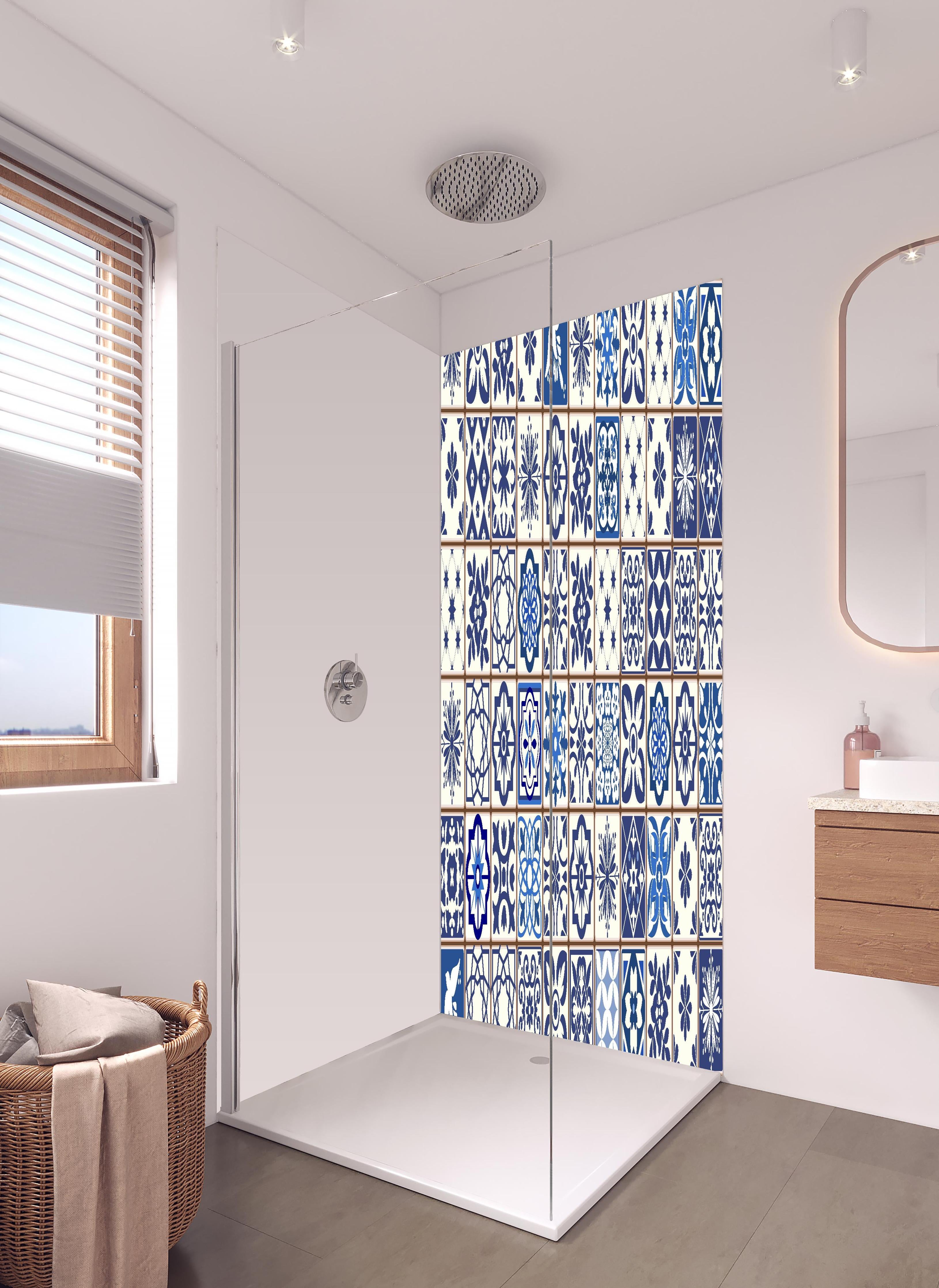 Duschrückwand - Diverse Blau-Weiße Kachelmuster Designs in hellem Badezimmer mit Regenduschkopf - zweiteilige Eck-Duschrückwand