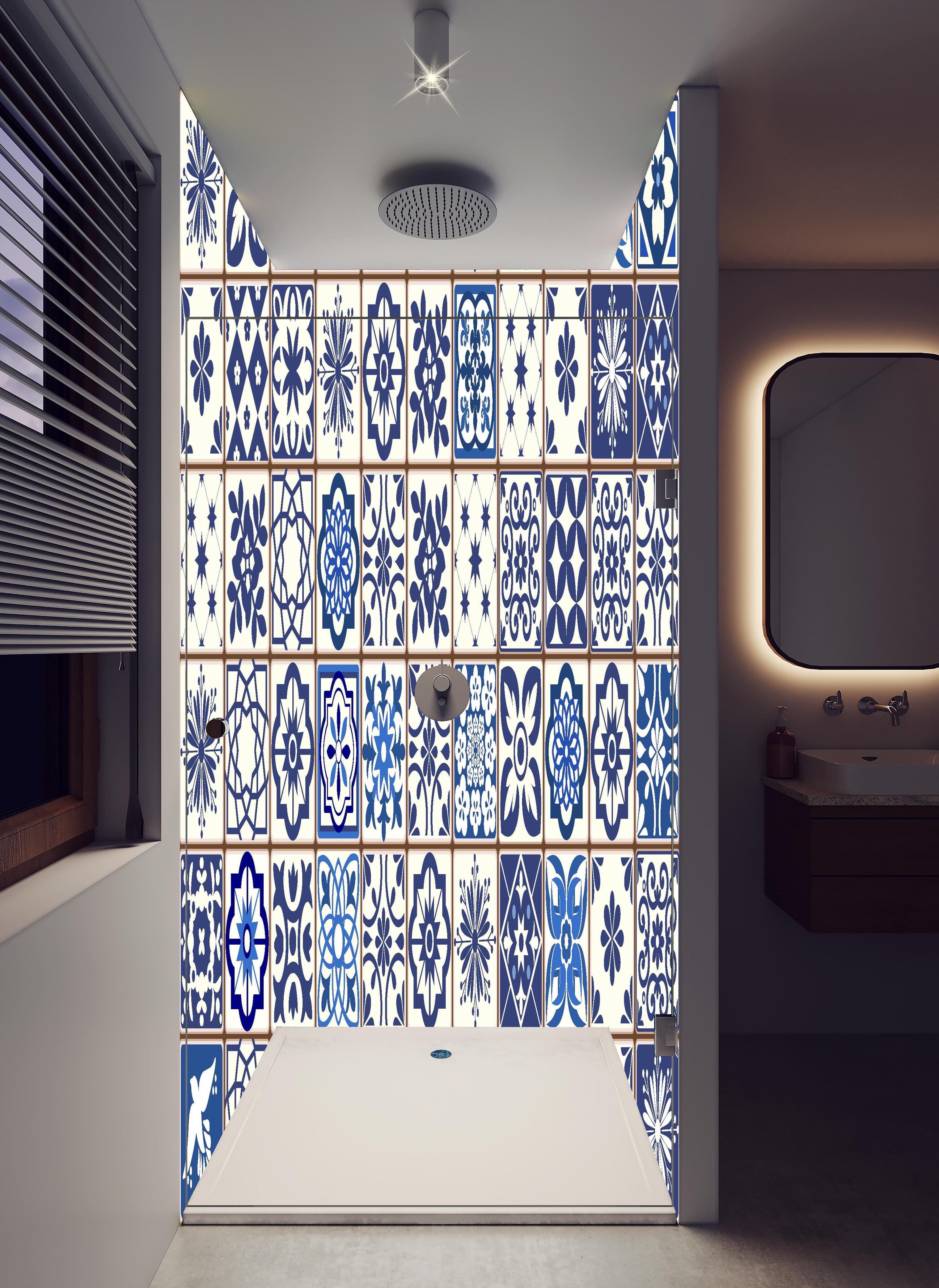 Duschrückwand - Diverse Blau-Weiße Kachelmuster Designs in hellem Badezimmer mit Regenduschkopf - zweiteilige Eck-Duschrückwand