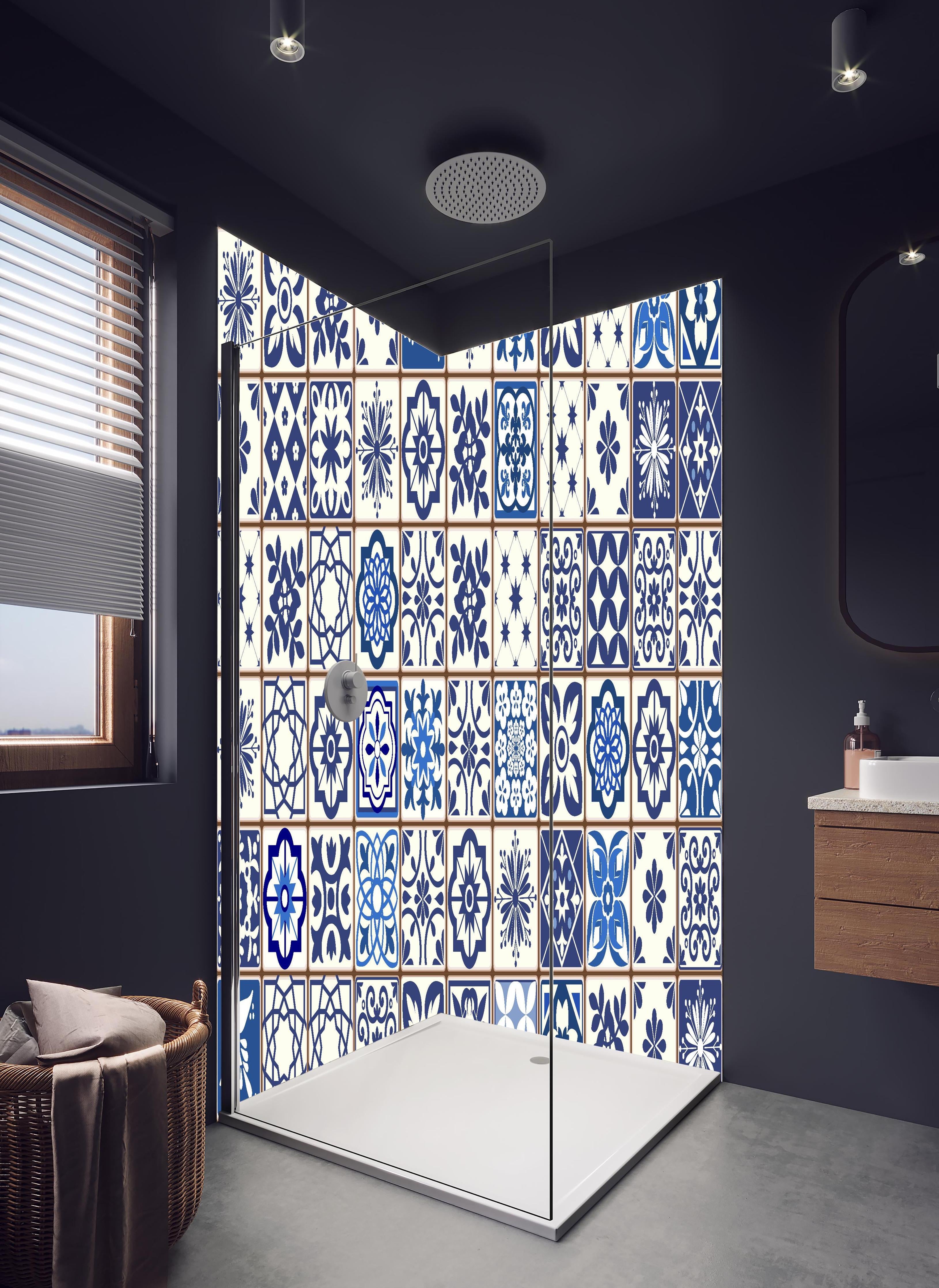 Duschrückwand - Diverse Blau-Weiße Kachelmuster Designs in hellem Badezimmer mit Regenduschkopf - zweiteilige Eck-Duschrückwand