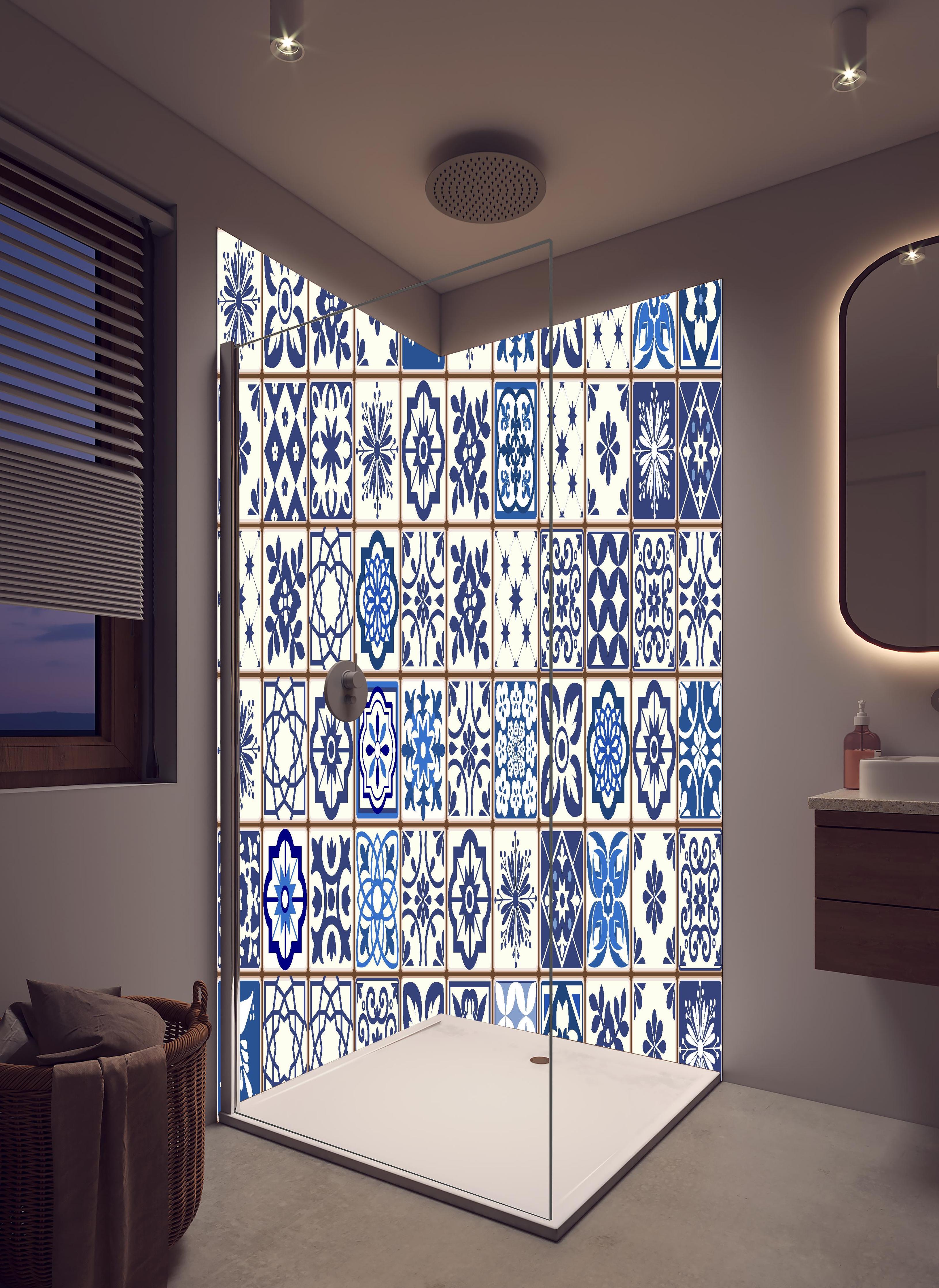 Duschrückwand - Diverse Blau-Weiße Kachelmuster Designs in hellem Badezimmer mit Regenduschkopf - zweiteilige Eck-Duschrückwand