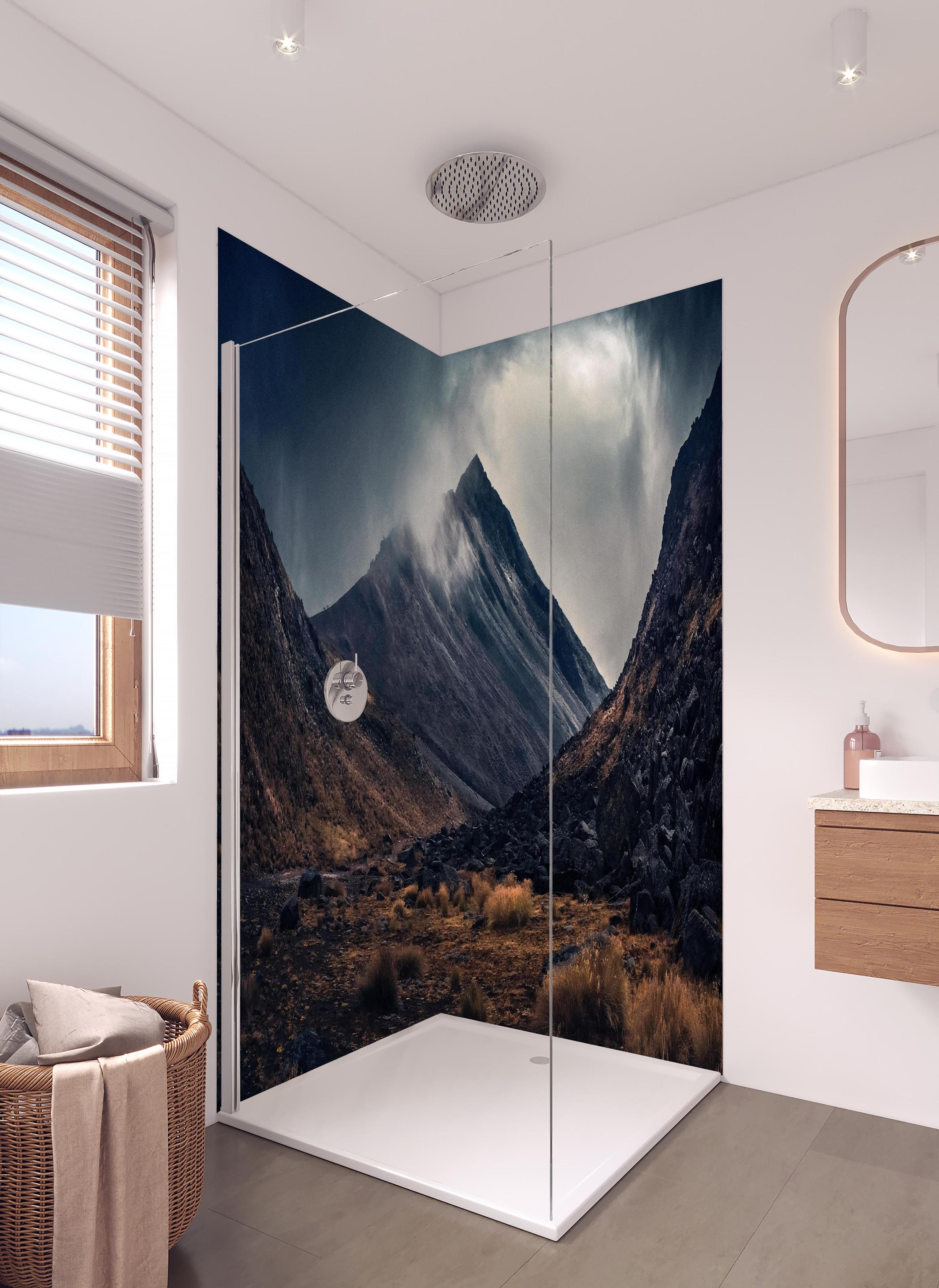 Duschrückwand - Dramatische Bergszene mit dunklen Wolken in hellem Badezimmer mit Regenduschkopf - zweiteilige Eck-Duschrückwand