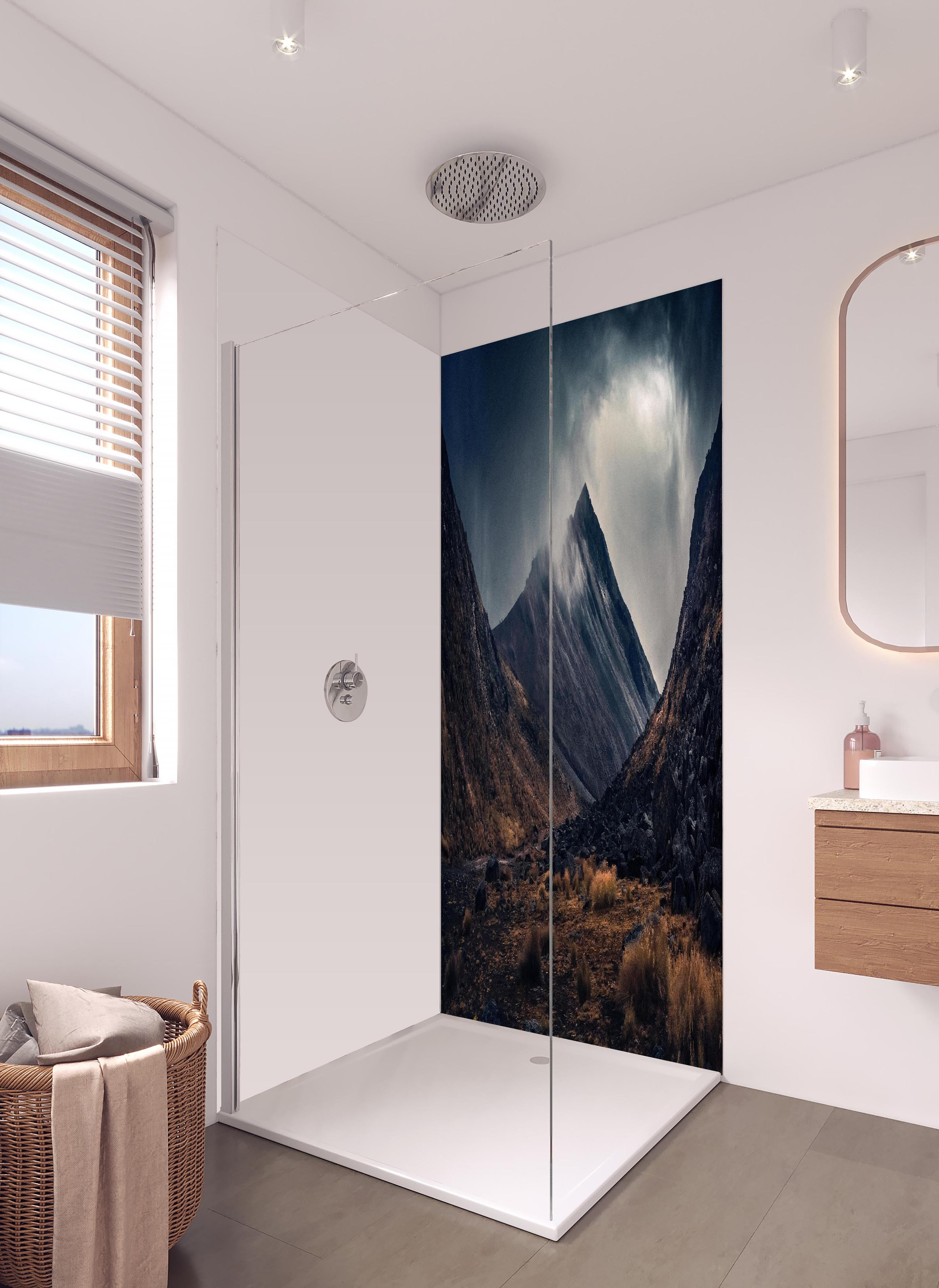 Duschrückwand - Dramatische Bergszene mit dunklen Wolken in hellem Badezimmer mit Regenduschkopf - zweiteilige Eck-Duschrückwand