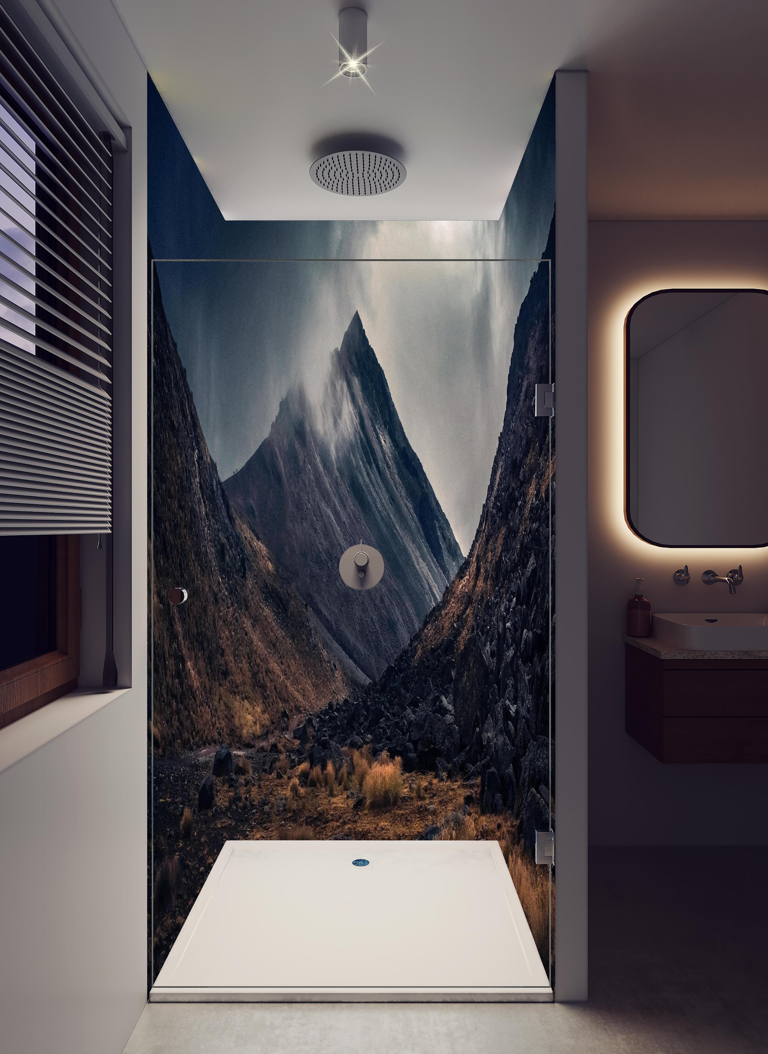 Duschrückwand - Dramatische Bergszene mit dunklen Wolken in hellem Badezimmer mit Regenduschkopf - zweiteilige Eck-Duschrückwand
