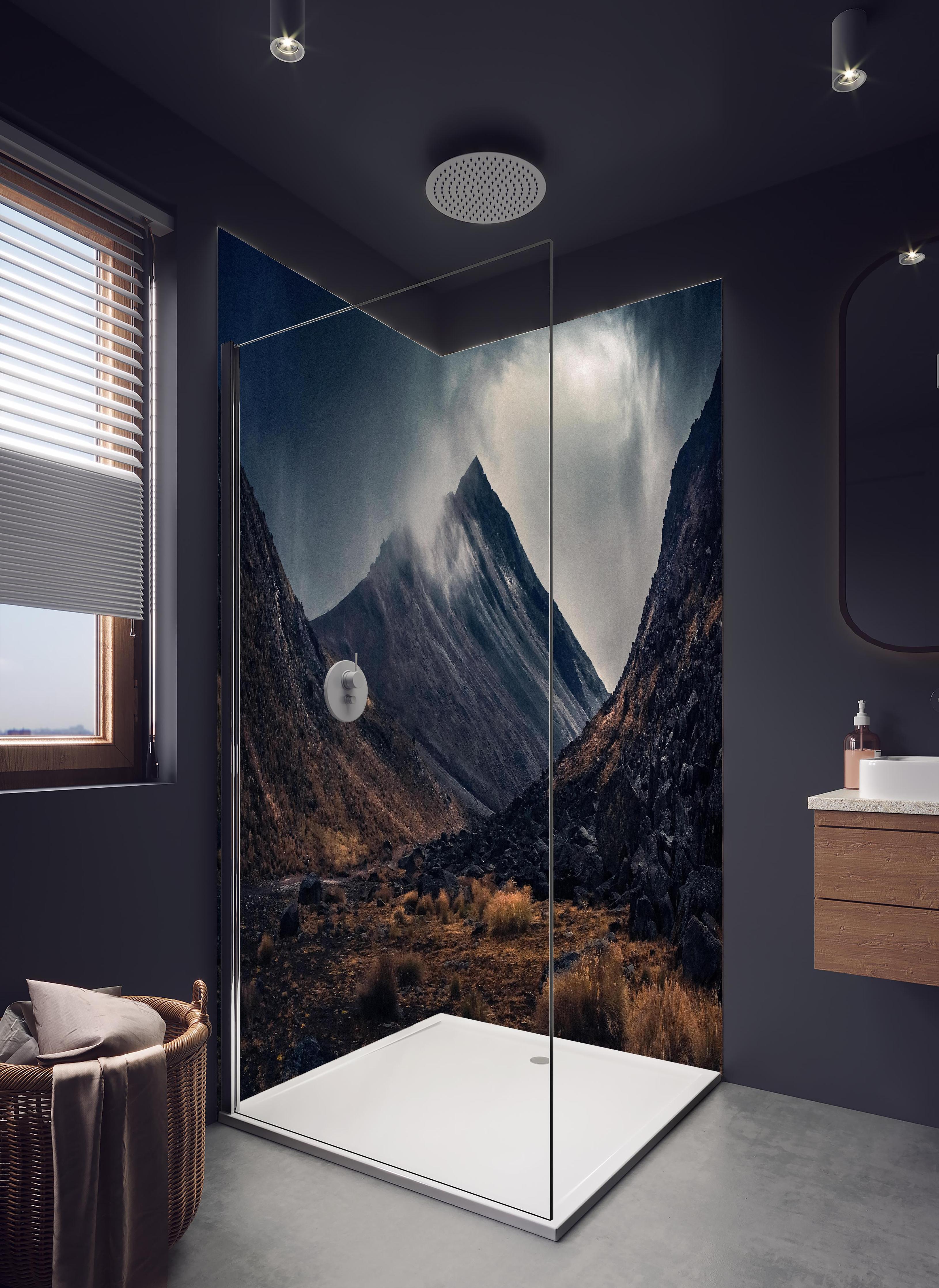 Duschrückwand - Dramatische Bergszene mit dunklen Wolken in hellem Badezimmer mit Regenduschkopf - zweiteilige Eck-Duschrückwand