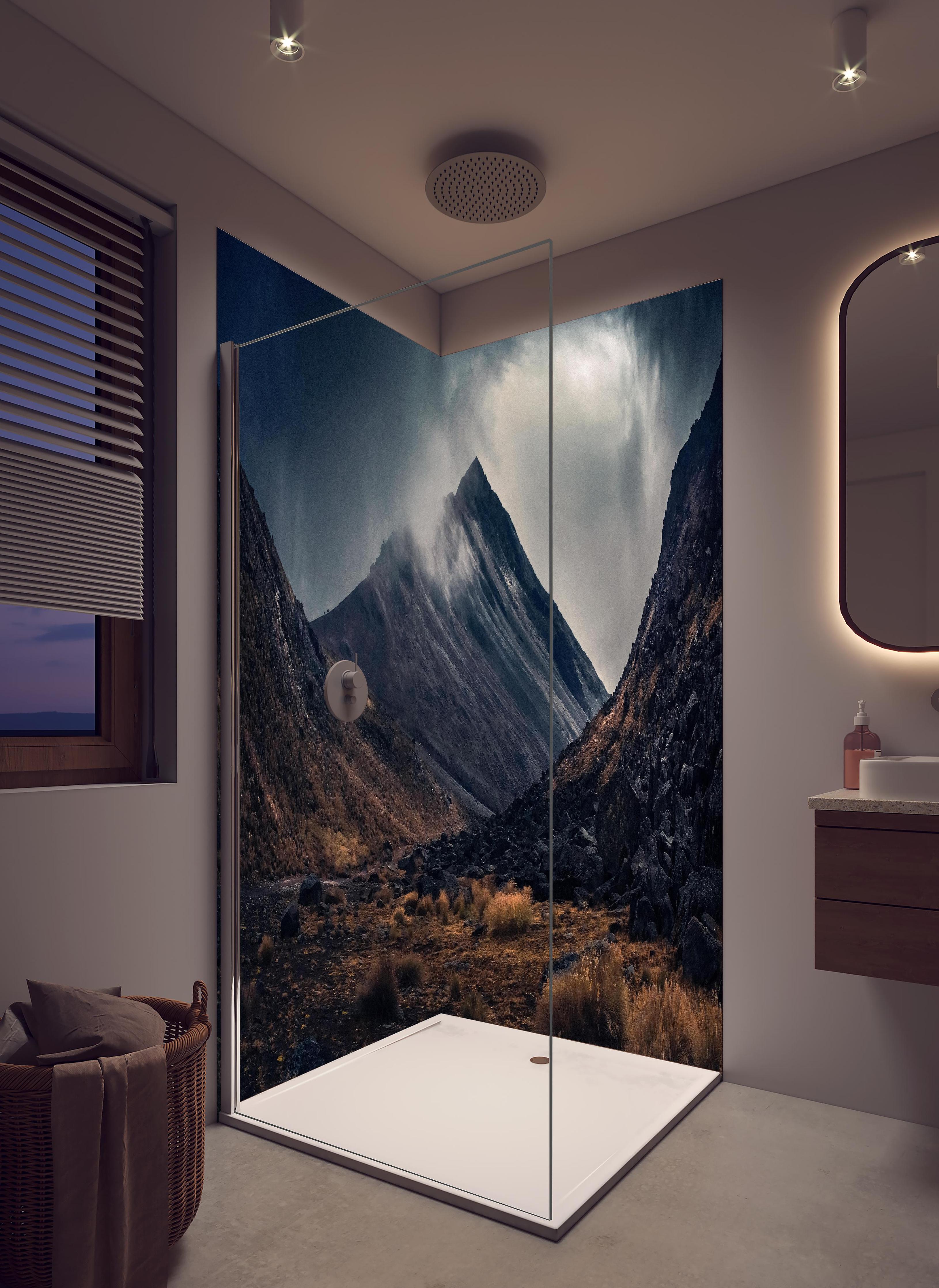 Duschrückwand - Dramatische Bergszene mit dunklen Wolken in hellem Badezimmer mit Regenduschkopf - zweiteilige Eck-Duschrückwand