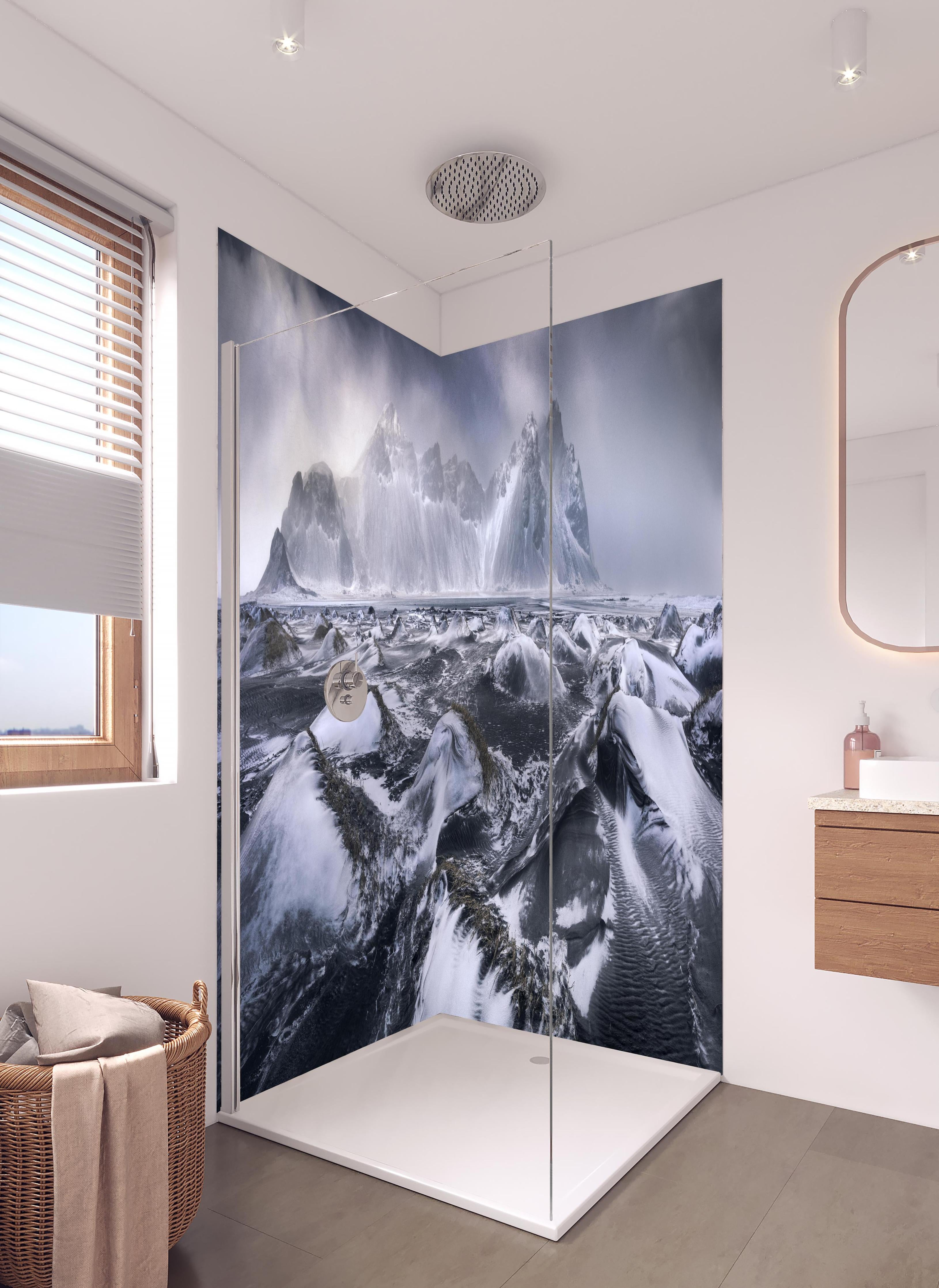 Duschrückwand - Dramatische Schneelandschaft im Sturm in hellem Badezimmer mit Regenduschkopf - zweiteilige Eck-Duschrückwand