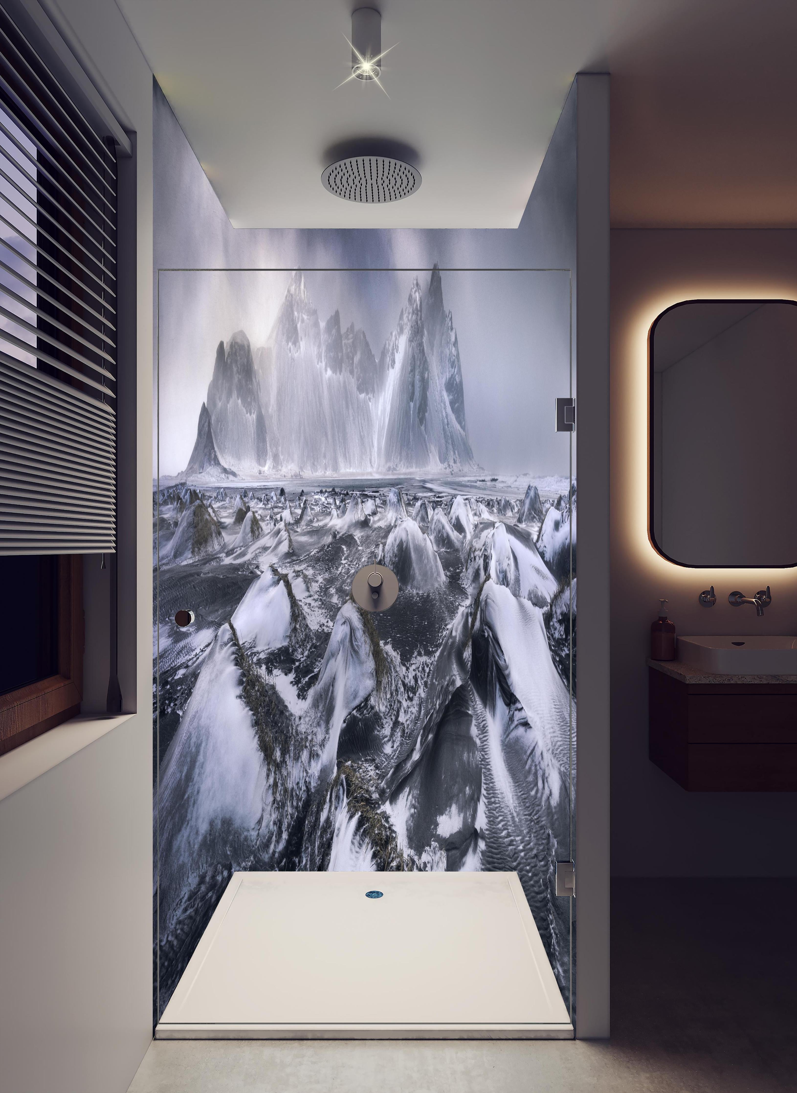 Duschrückwand - Dramatische Schneelandschaft im Sturm in hellem Badezimmer mit Regenduschkopf - zweiteilige Eck-Duschrückwand