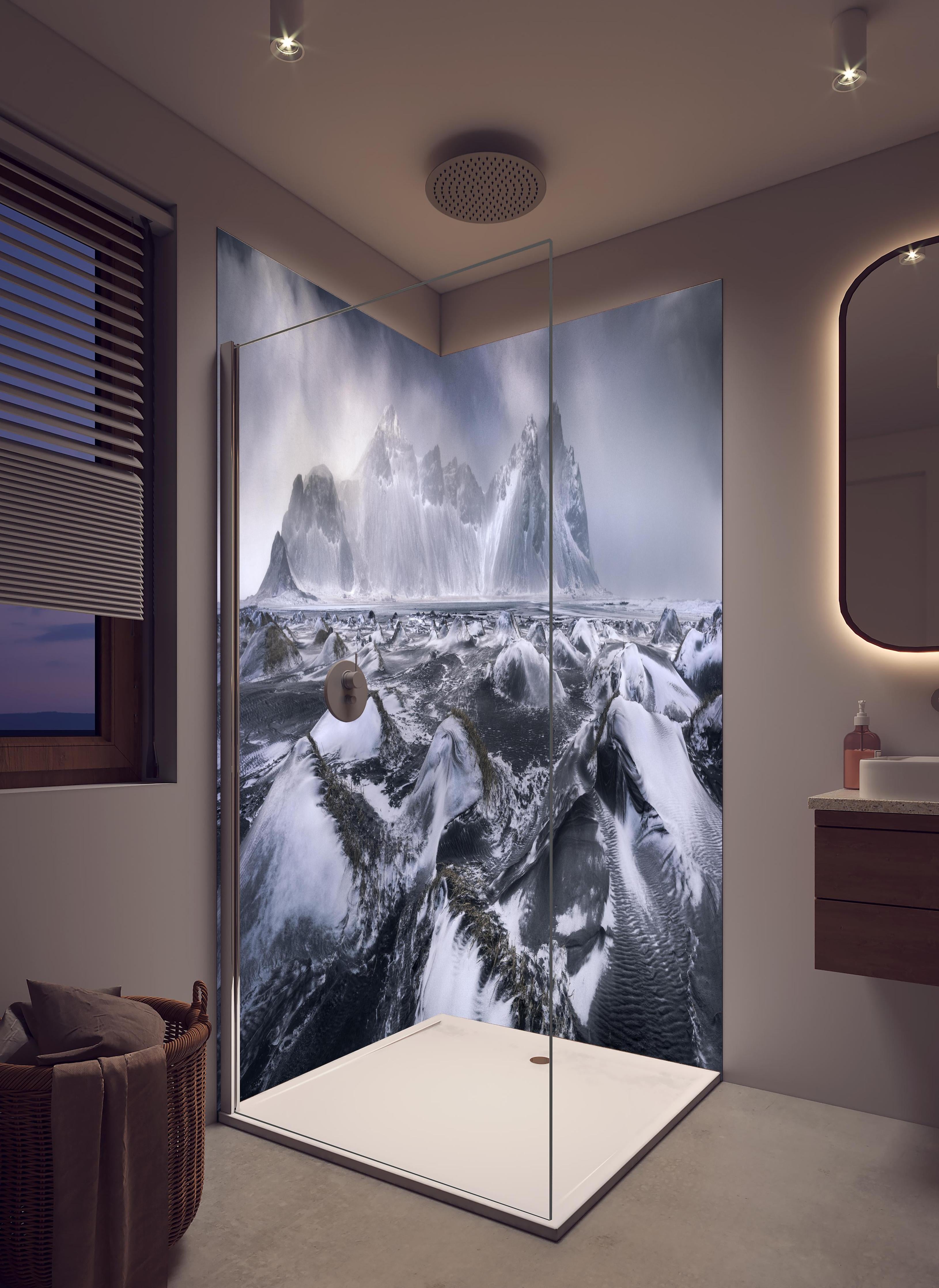 Duschrückwand - Dramatische Schneelandschaft im Sturm in hellem Badezimmer mit Regenduschkopf - zweiteilige Eck-Duschrückwand