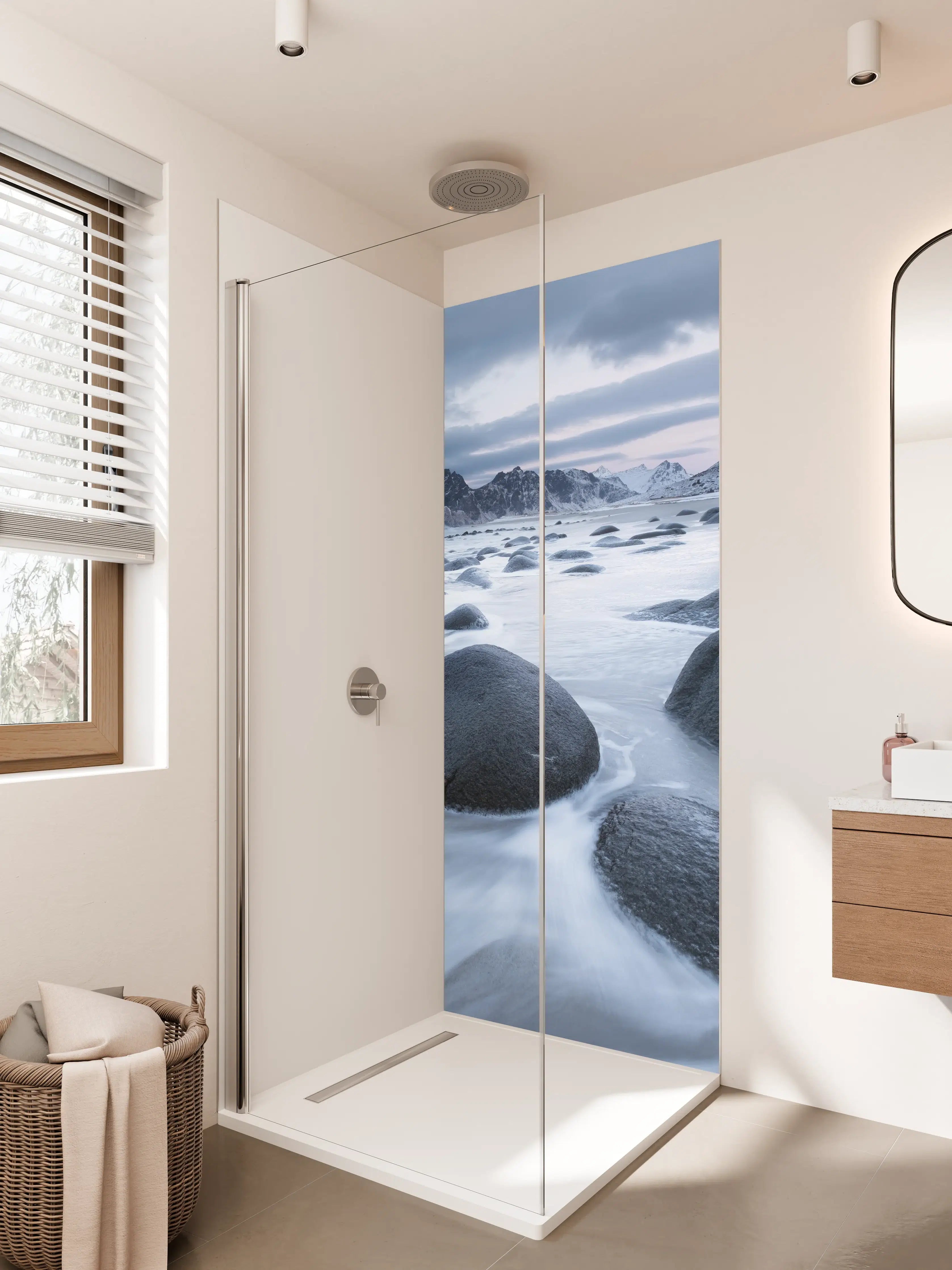 Duschrückwand - Dramatischer Küstenabschnitt mit dunklen Wolken