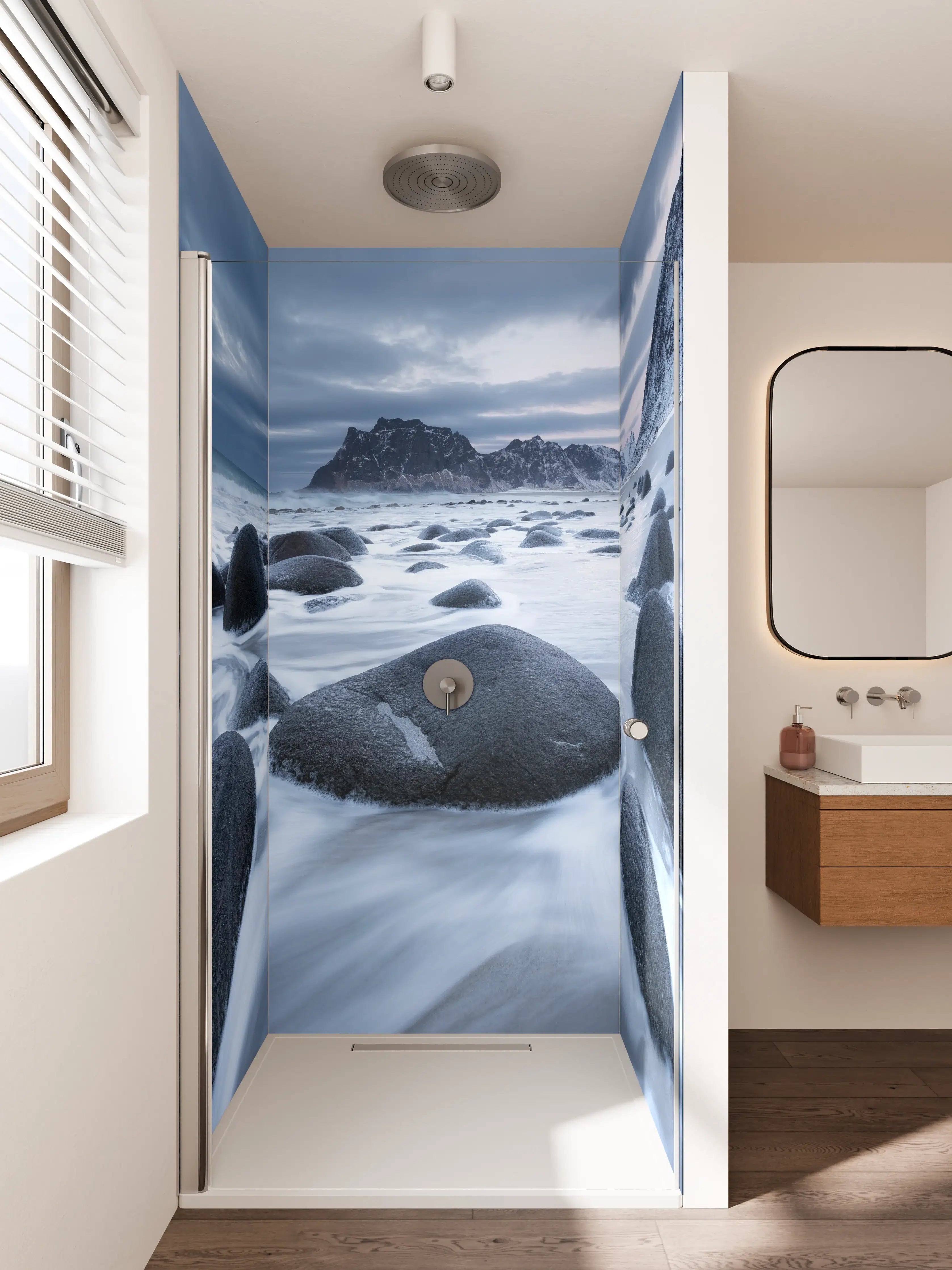 Duschrückwand - Dramatischer Küstenabschnitt mit dunklen Wolken