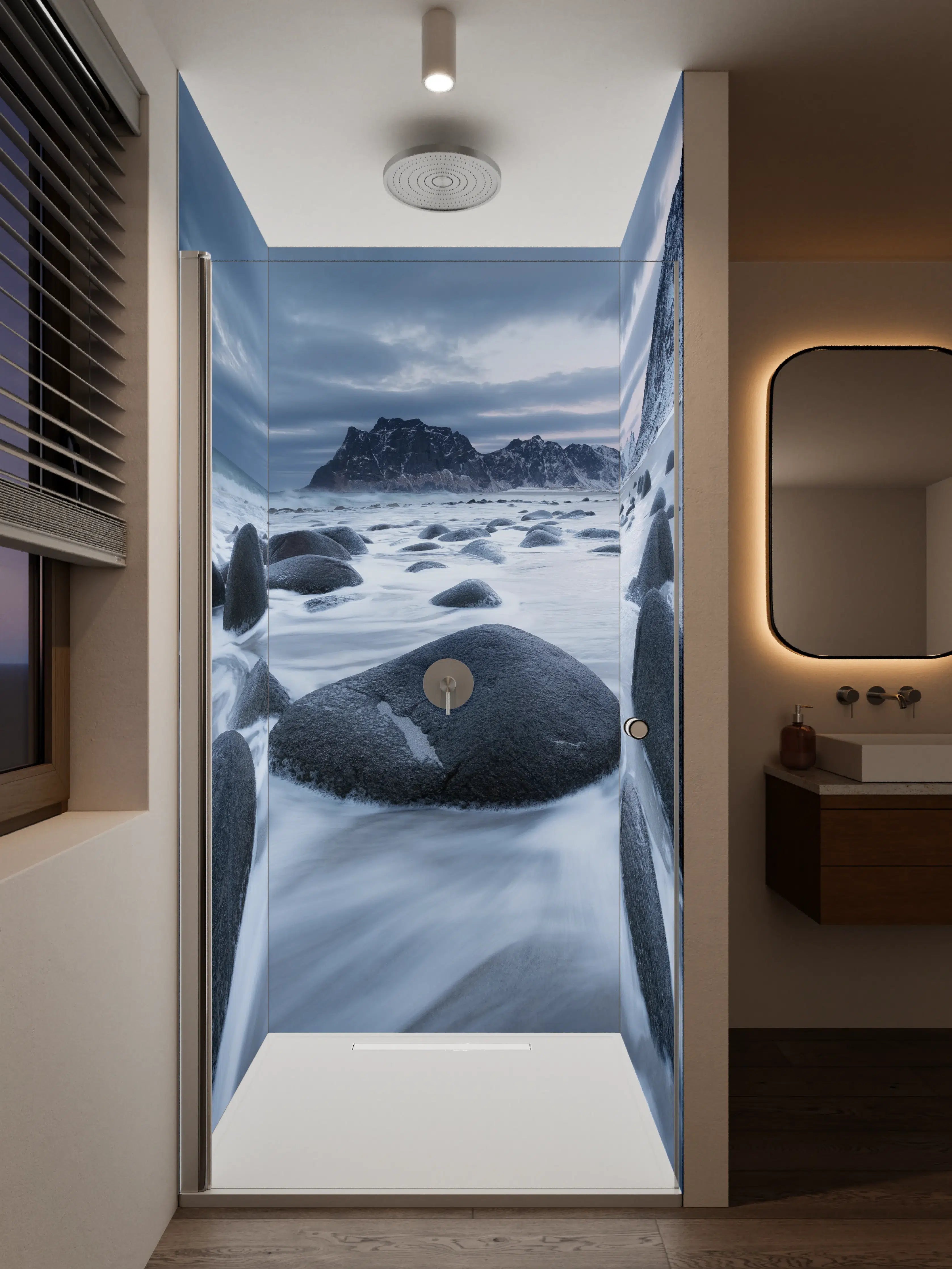 Duschrückwand - Dramatischer Küstenabschnitt mit dunklen Wolken