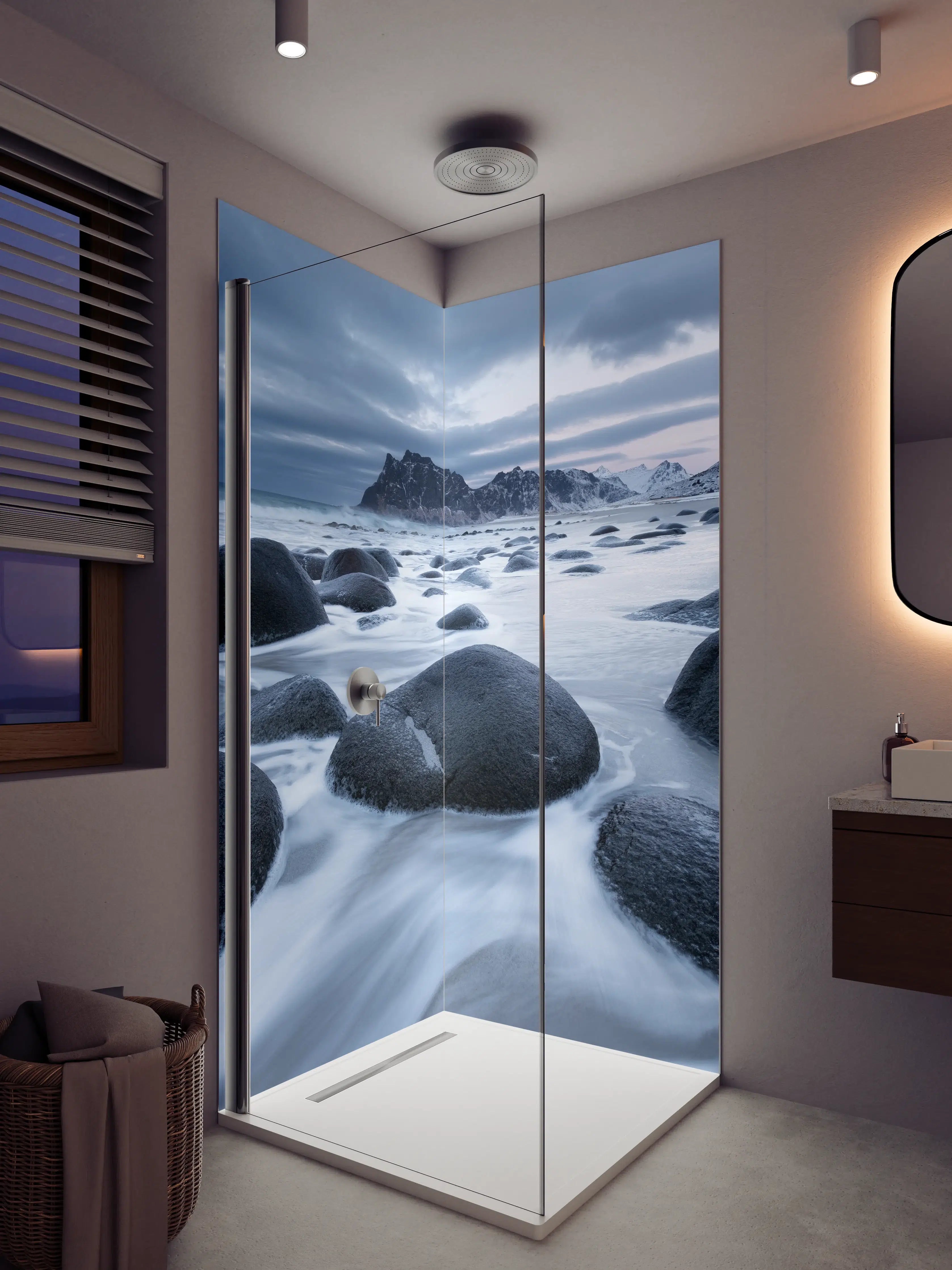 Duschrückwand - Dramatischer Küstenabschnitt mit dunklen Wolken