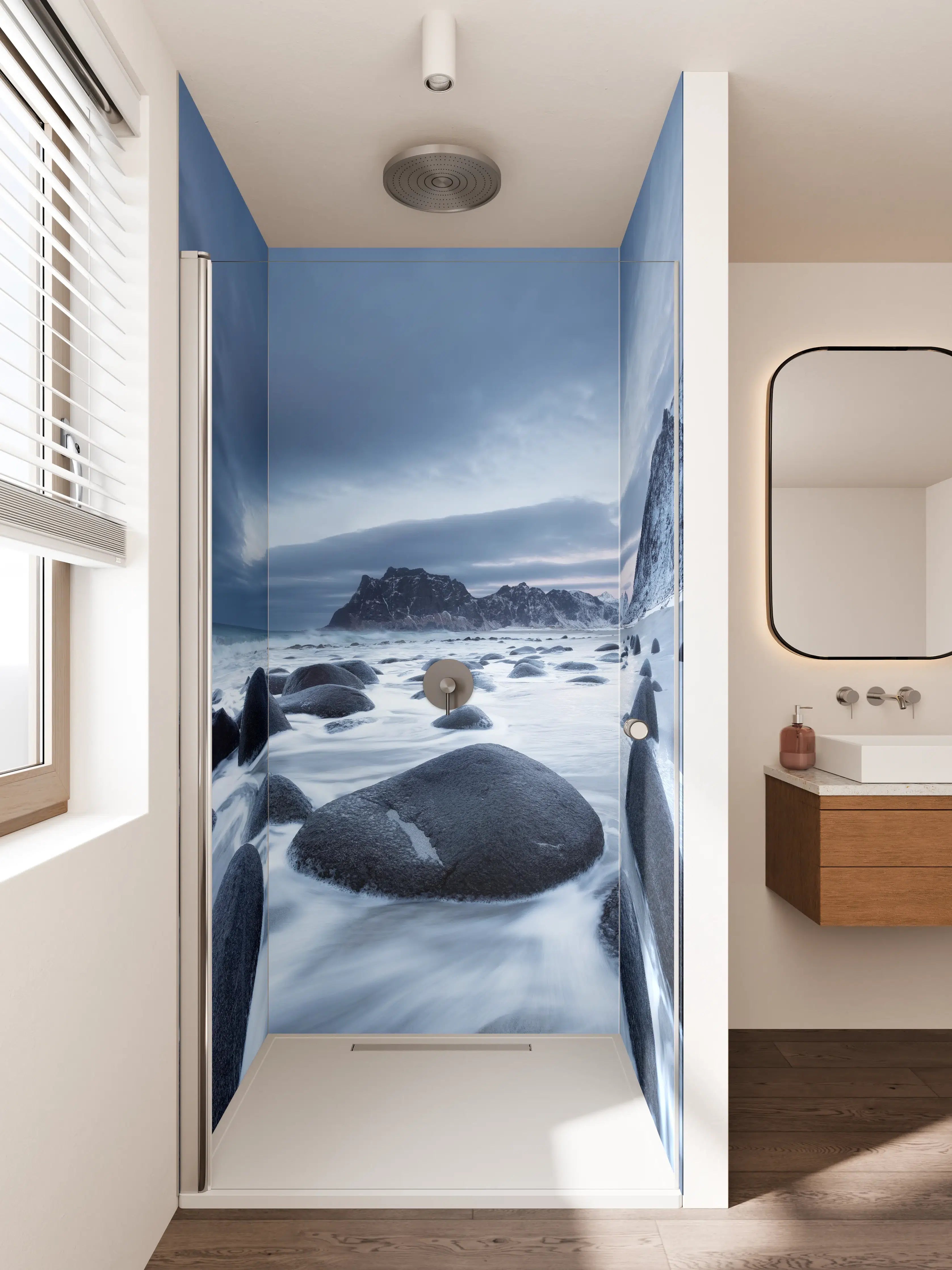 Duschrückwand - Dramatischer Küstenblick mit dunklem Himmel