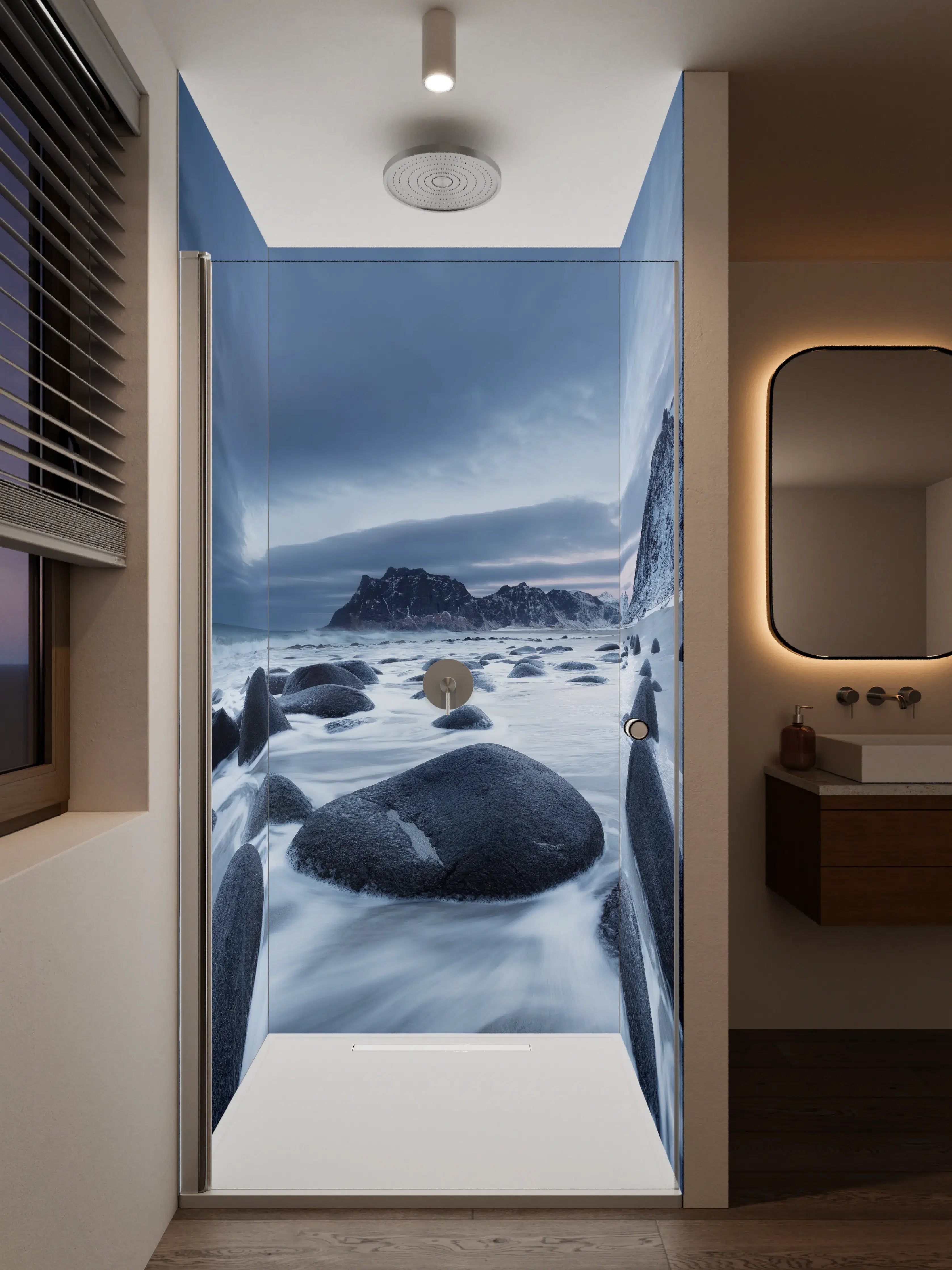 Duschrückwand - Dramatischer Küstenblick mit dunklem Himmel