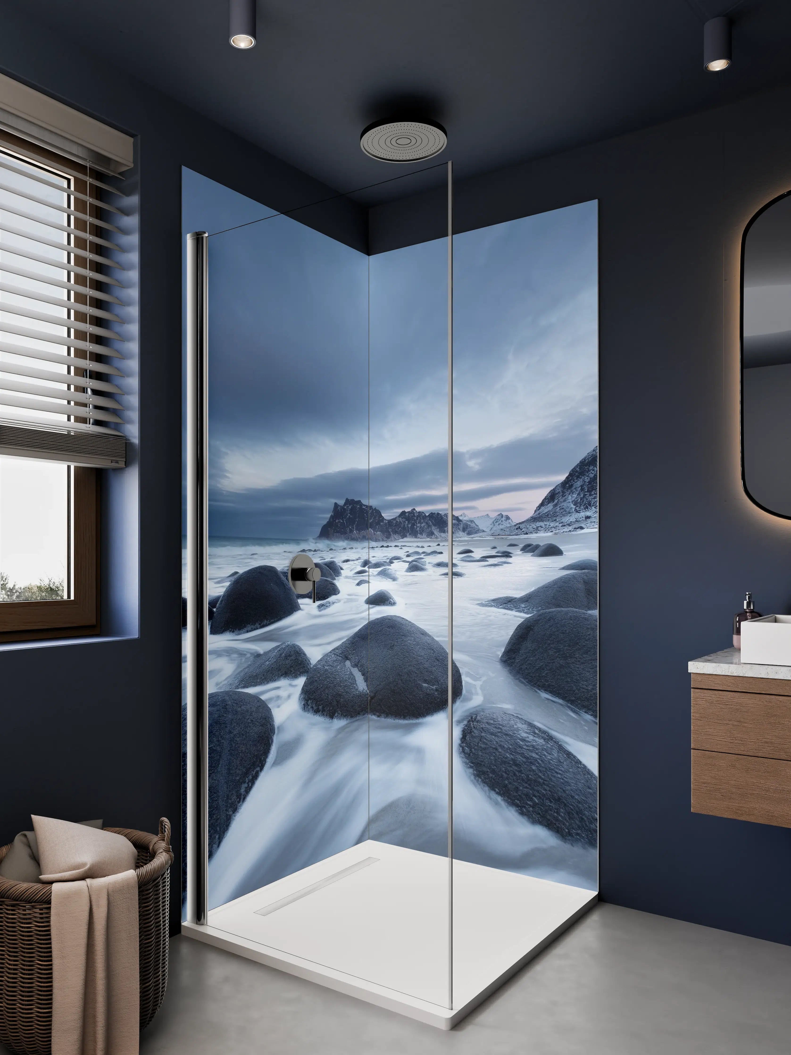 Duschrückwand - Dramatischer Küstenblick mit dunklem Himmel