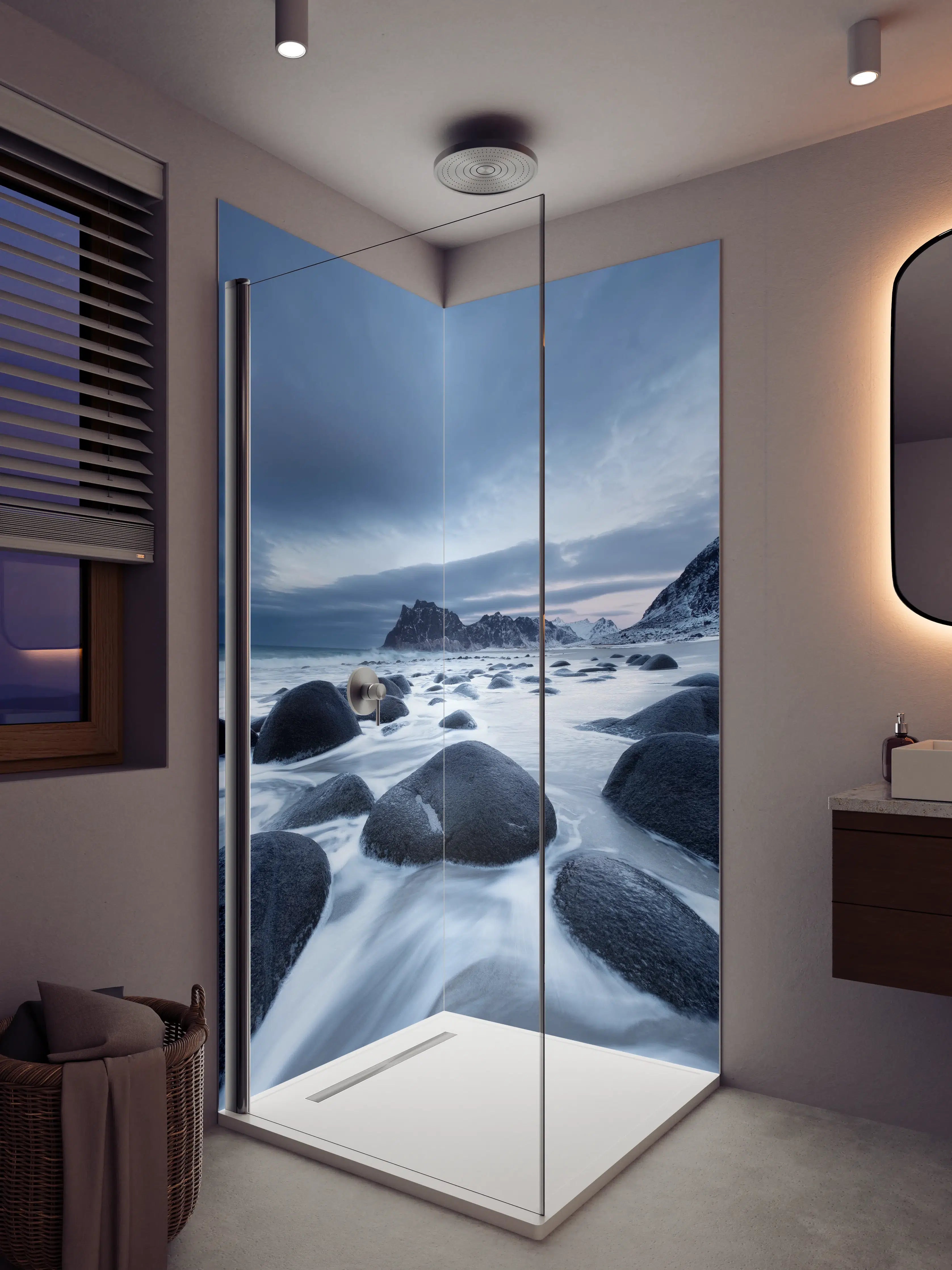 Duschrückwand - Dramatischer Küstenblick mit dunklem Himmel