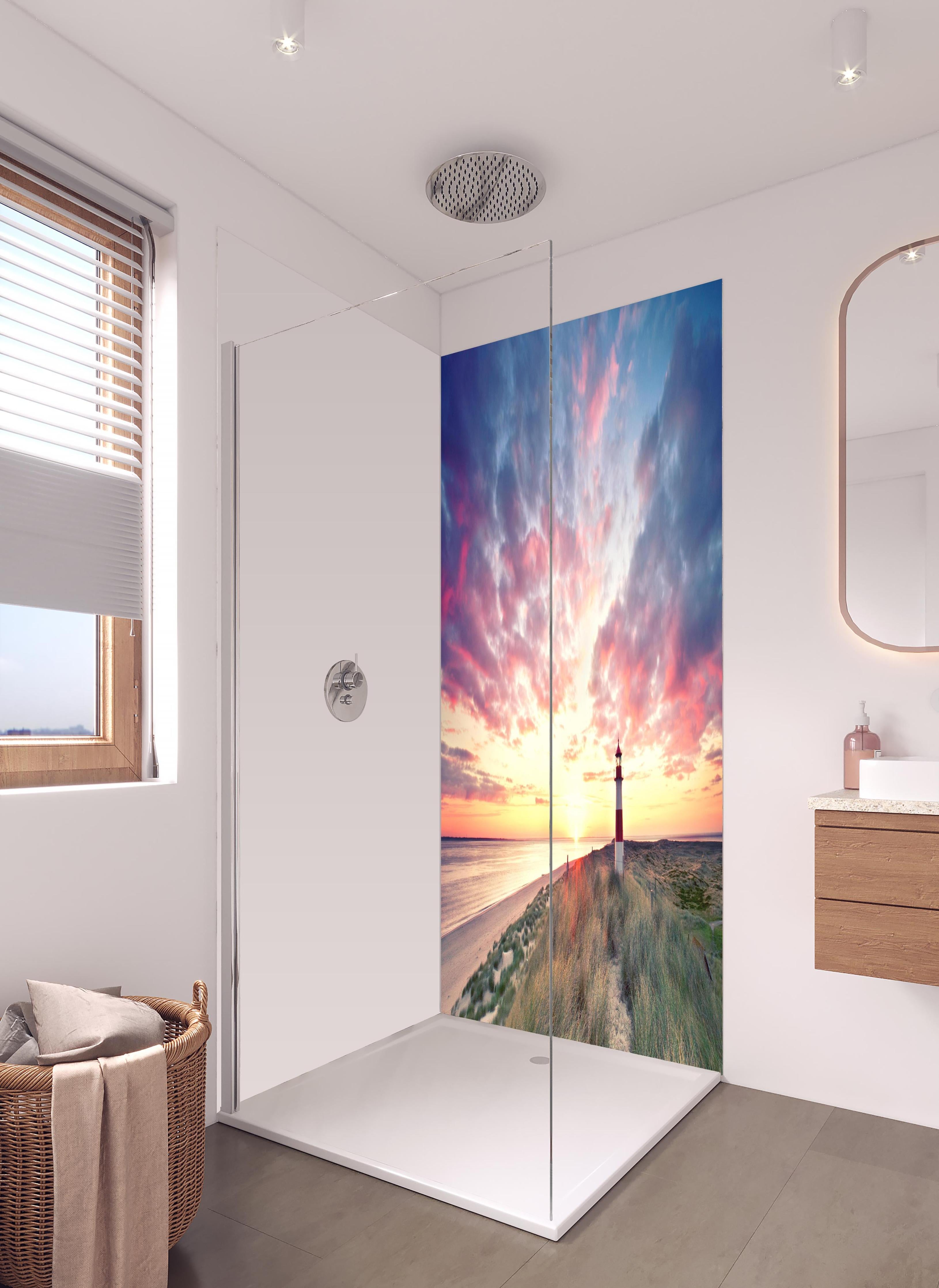 Duschrückwand - Dünen am Leuchtturm - Sylt in hellem Badezimmer mit Regenduschkopf - zweiteilige Eck-Duschrückwand